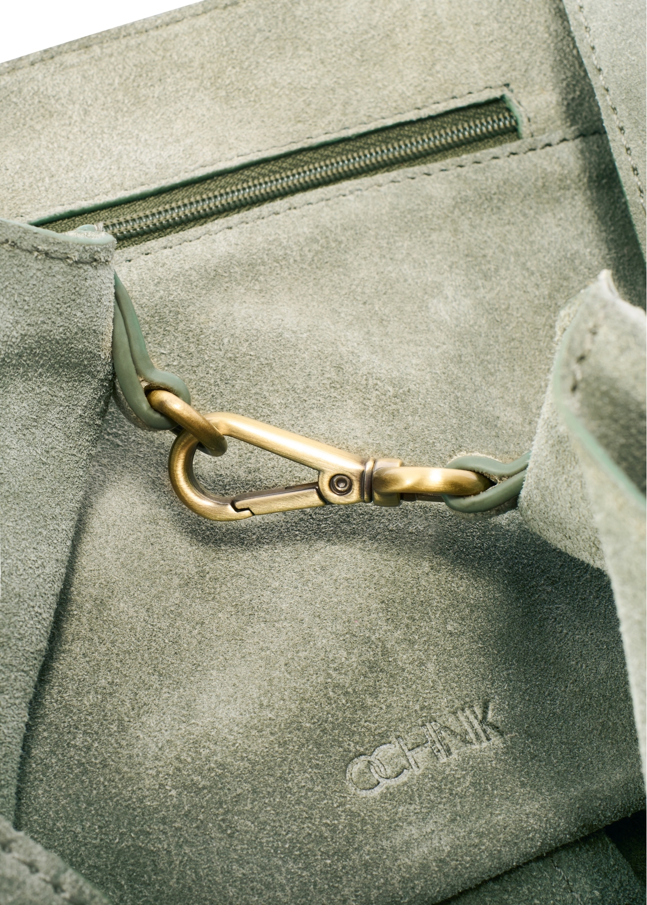 Skórzana szałwiowa torebka damska TORES-1252-8F(W26) - widok zbliżenia na szczegół produktu na białym tle. 