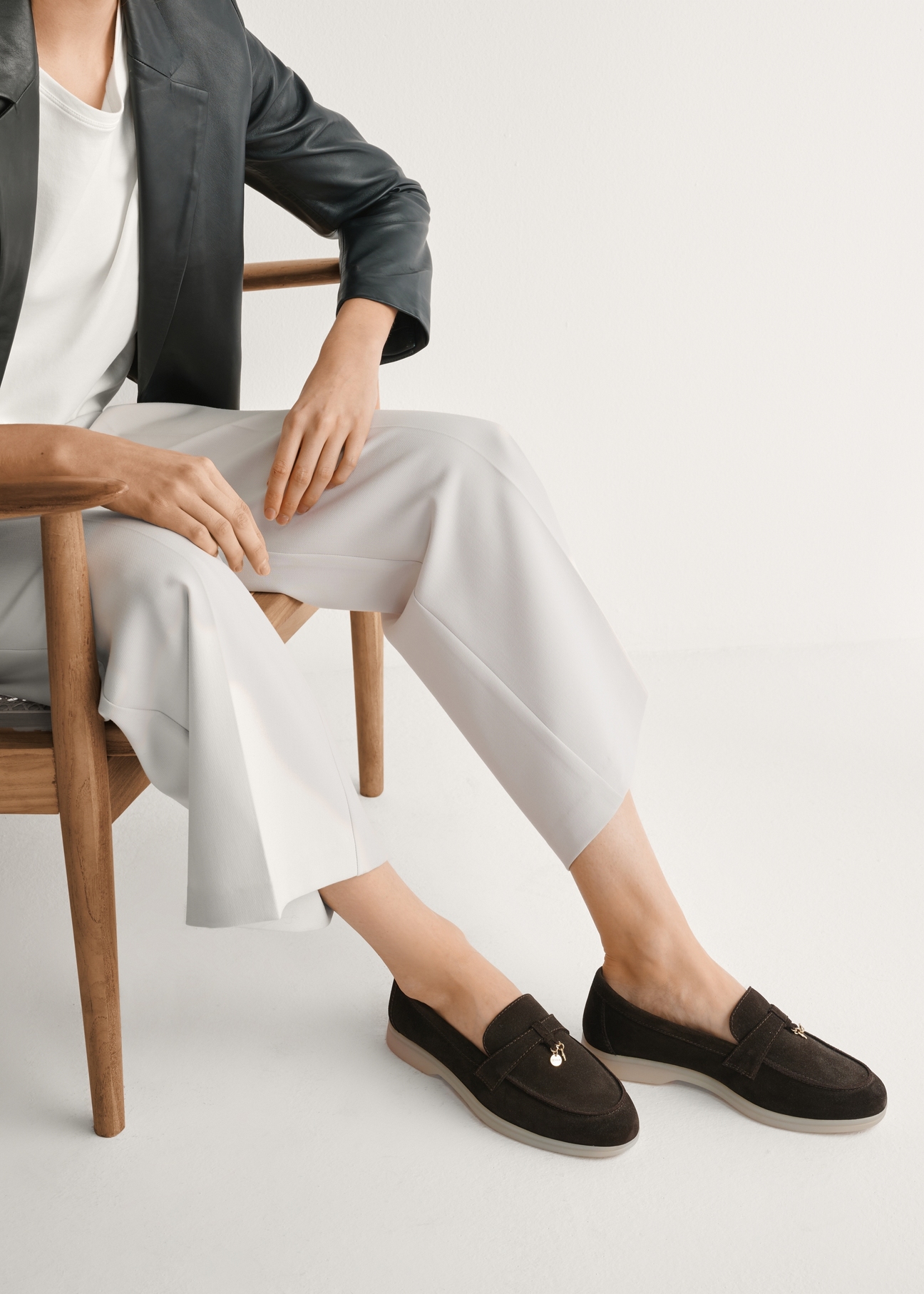 Ciemnobrązowe skórzane mokasyny damskie BUTYD-1256-1I(W26), widok produktu z boku na stopach modelki.