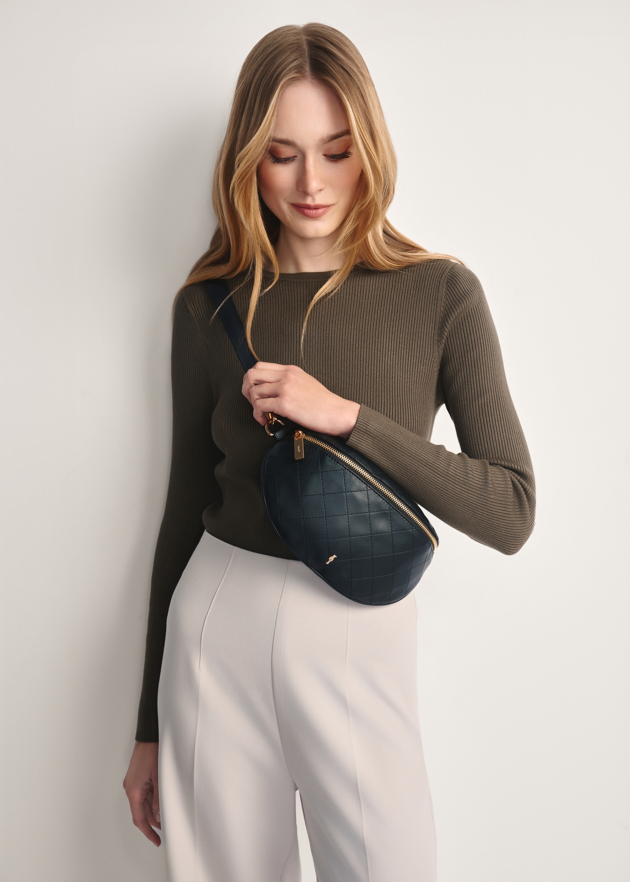 Torebka nerka damska czarna TOREC-0878-99(W26)