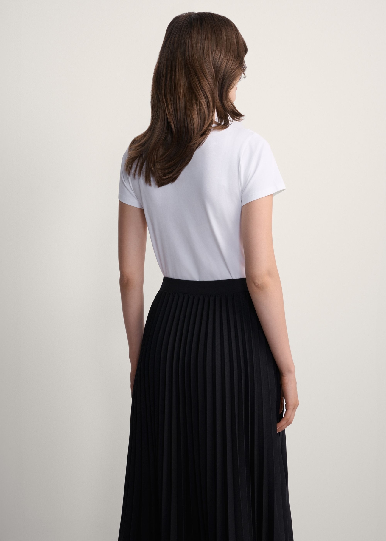 Biały T-shirt damski basic TSHDT-0111-0A(KS), widok produktu z tyłu na modelce. Widoczna połowa sylwetki.