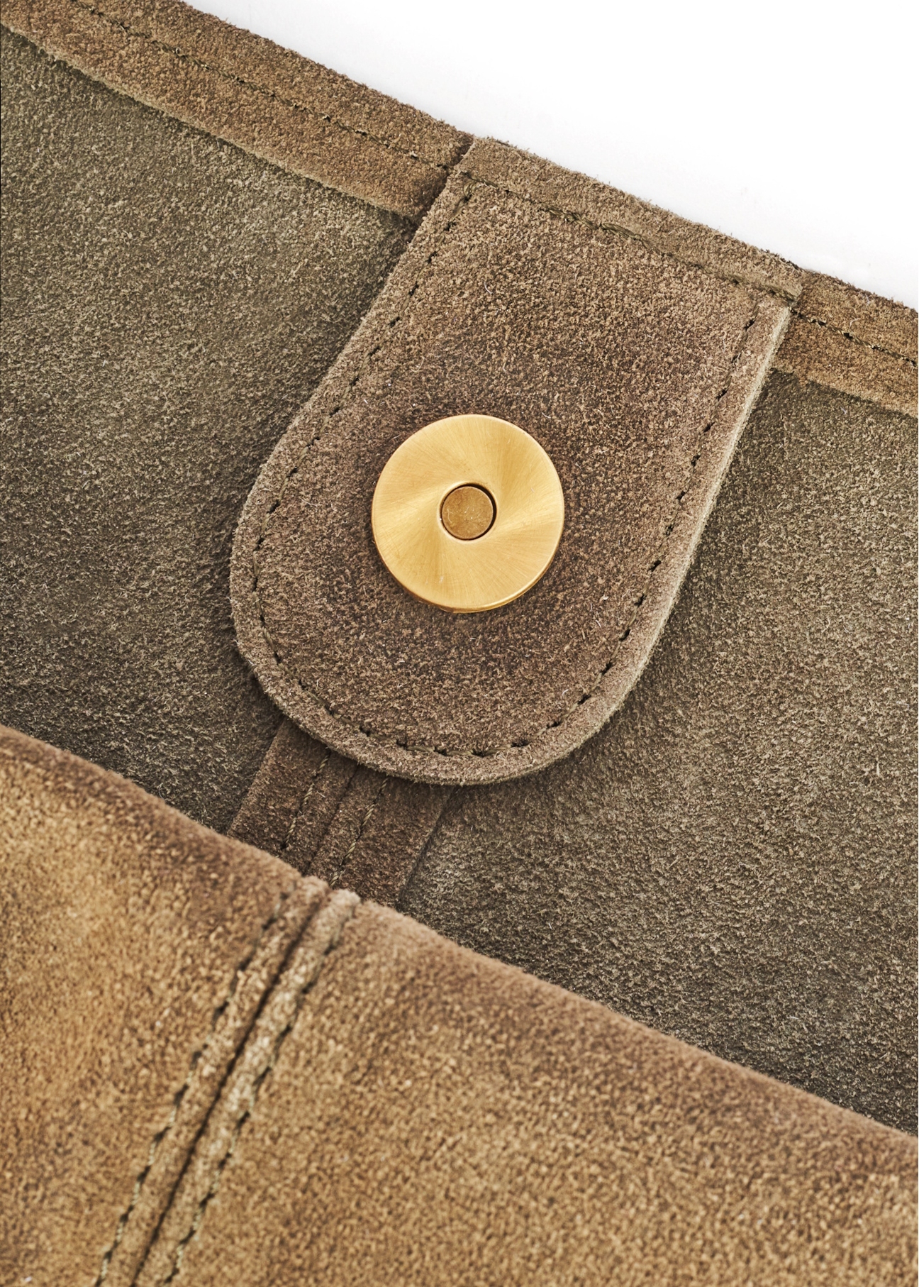 Zamszowa shopperka damska khaki TORES-1177-57(Z25), zbliżenie na detal produktu na białym tle. 