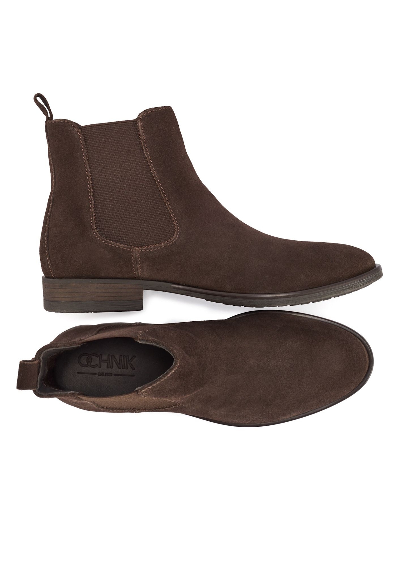 Brązowe zamszowe botki sztyblety męskie BUTYM-0463-1I(Z26), widok produktu z góry na białym tle.