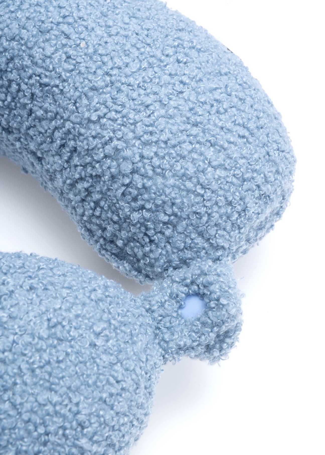 Miękki błękitny podgłówek AW-014-0003-61(W25), zbliżenie na detal produktu na białym tle.