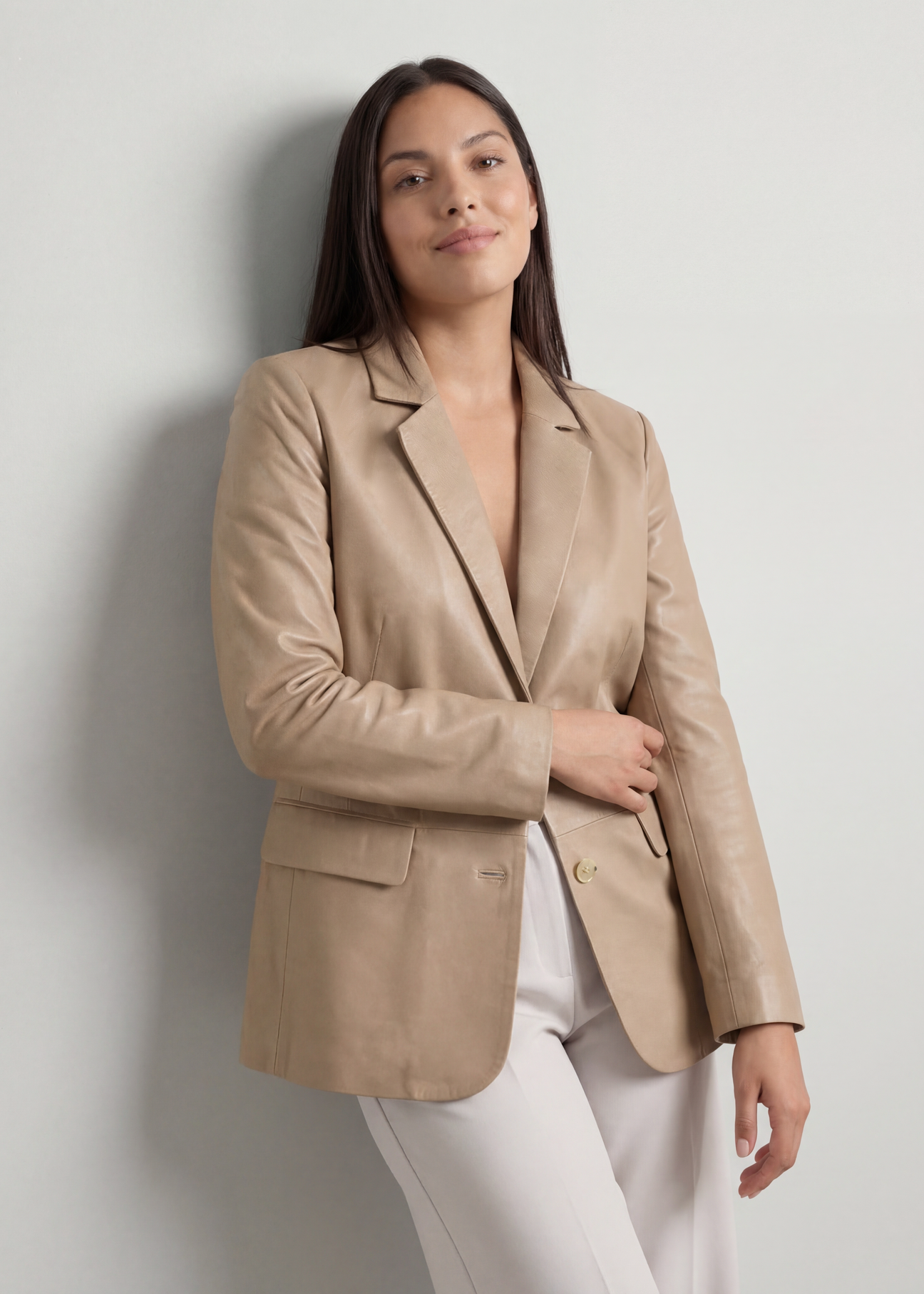 Beżowa skórzana marynarka damska PLUS SIZE KURDS-0645L-1B(W26), widok produktu skosem na modelce, widoczna połowa sylwetki.