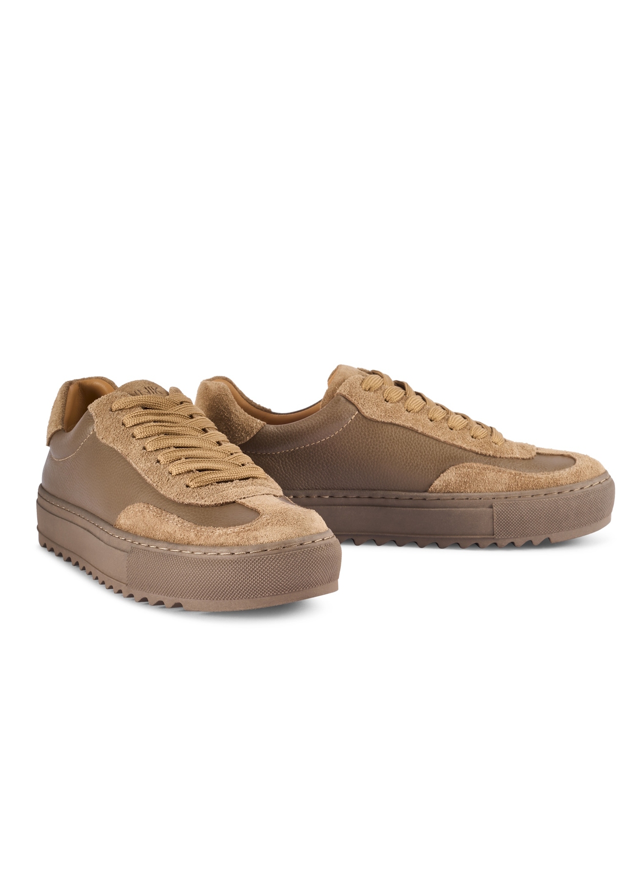 Skórzane tenisówki damskie w kolorze chłodnego beżu BUTYD-1260-1K(W26), widok produktu skosem na białym tle.