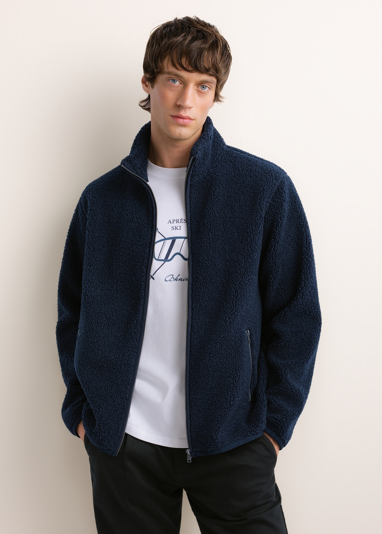 Ciemnogranatowa bawełniana bluza męska BLZMT-0088-7E(Z26), widok produktu z przodu na modelu. Widoczna połowa sylwetki.