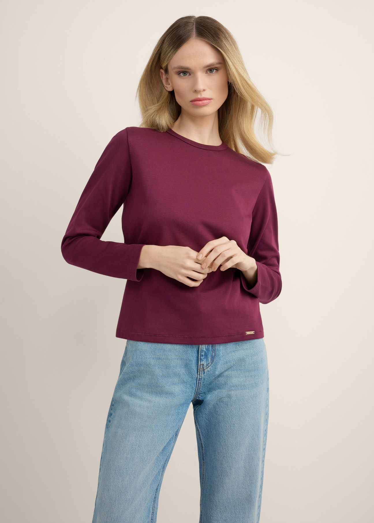 Bordowy bawełniany longsleeve damski LSLDT-0052-4D(Z26), widok produktu z przodu na modelce. Widoczna połowa sylwetki.