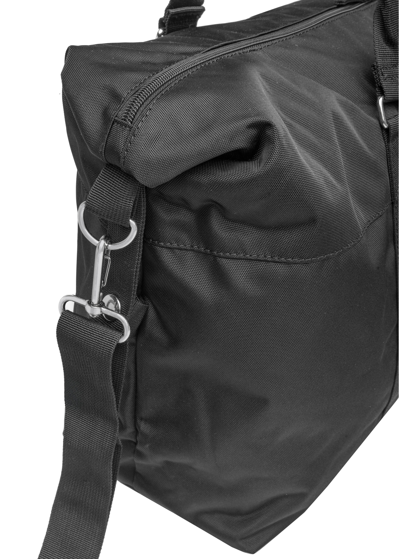 Czarna torba podróżna TORMN-0382-99(Z25), zbliżenie na detal produktu, widok produktu na białym tle.