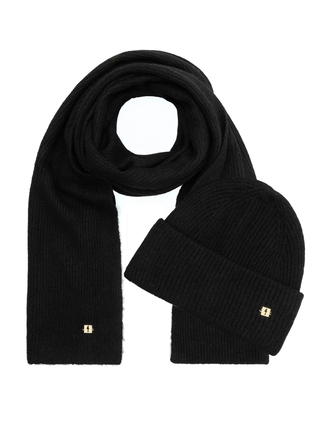 Czarny szalik damski zimowy SZADT-0202-99(Z25), widok produktu w komplecie z czapką na białym tle.