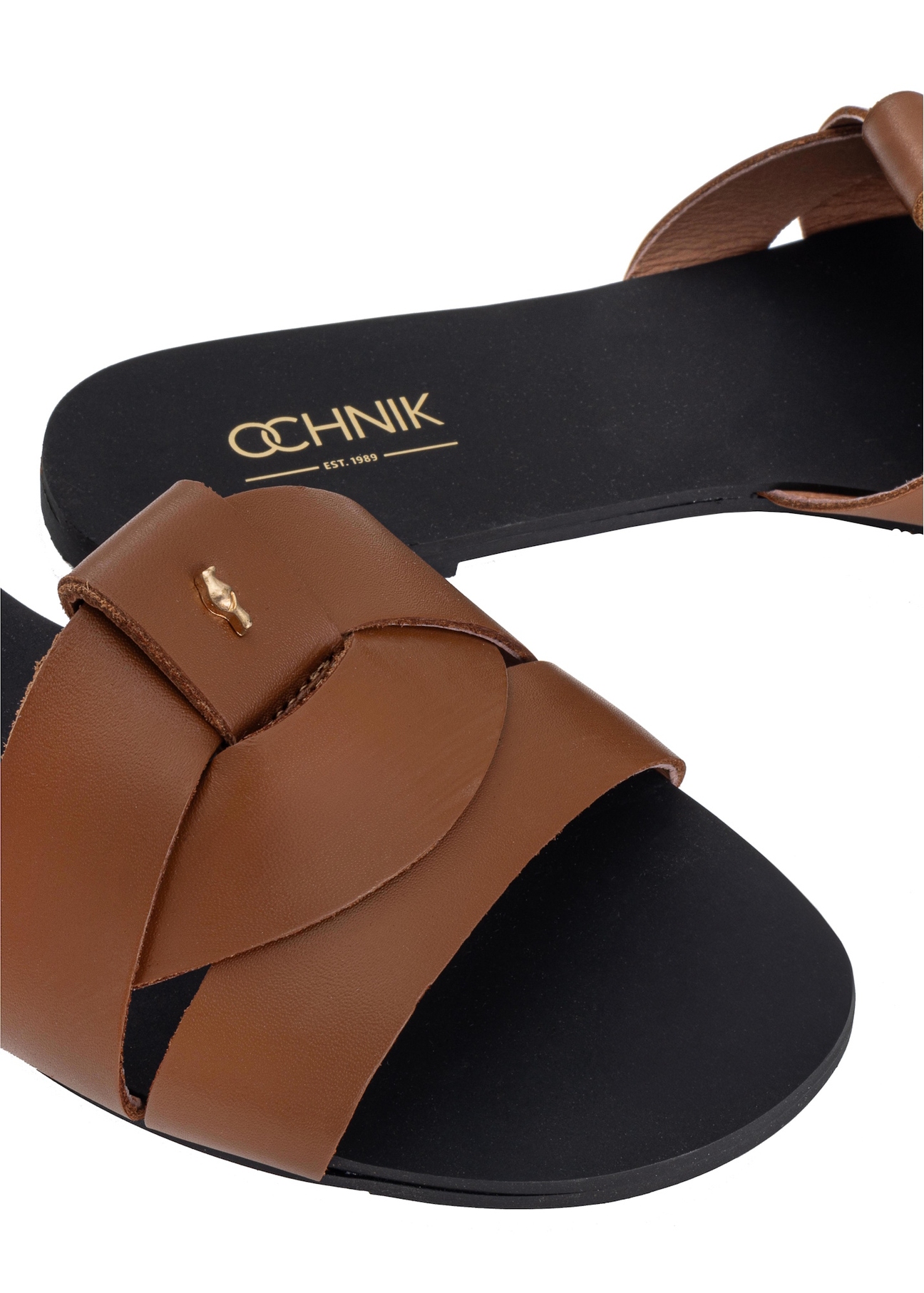 Camelowe klapki damskie z plecionką BUTYD-0903C-1D(W26), zbliżenie na detal produktu na białym tle.