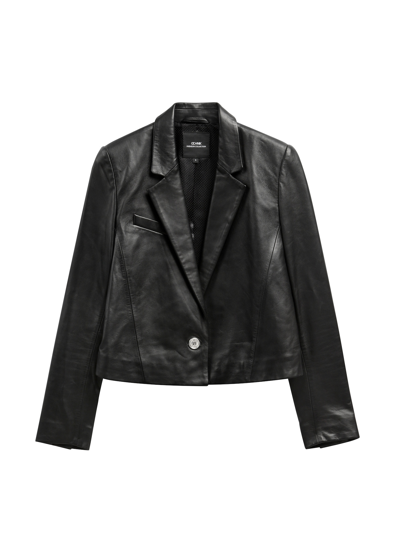 Krótka skórzana marynarka damska KURDS-0522-99(W26) - widok produktu z przodu, na białym tle. 