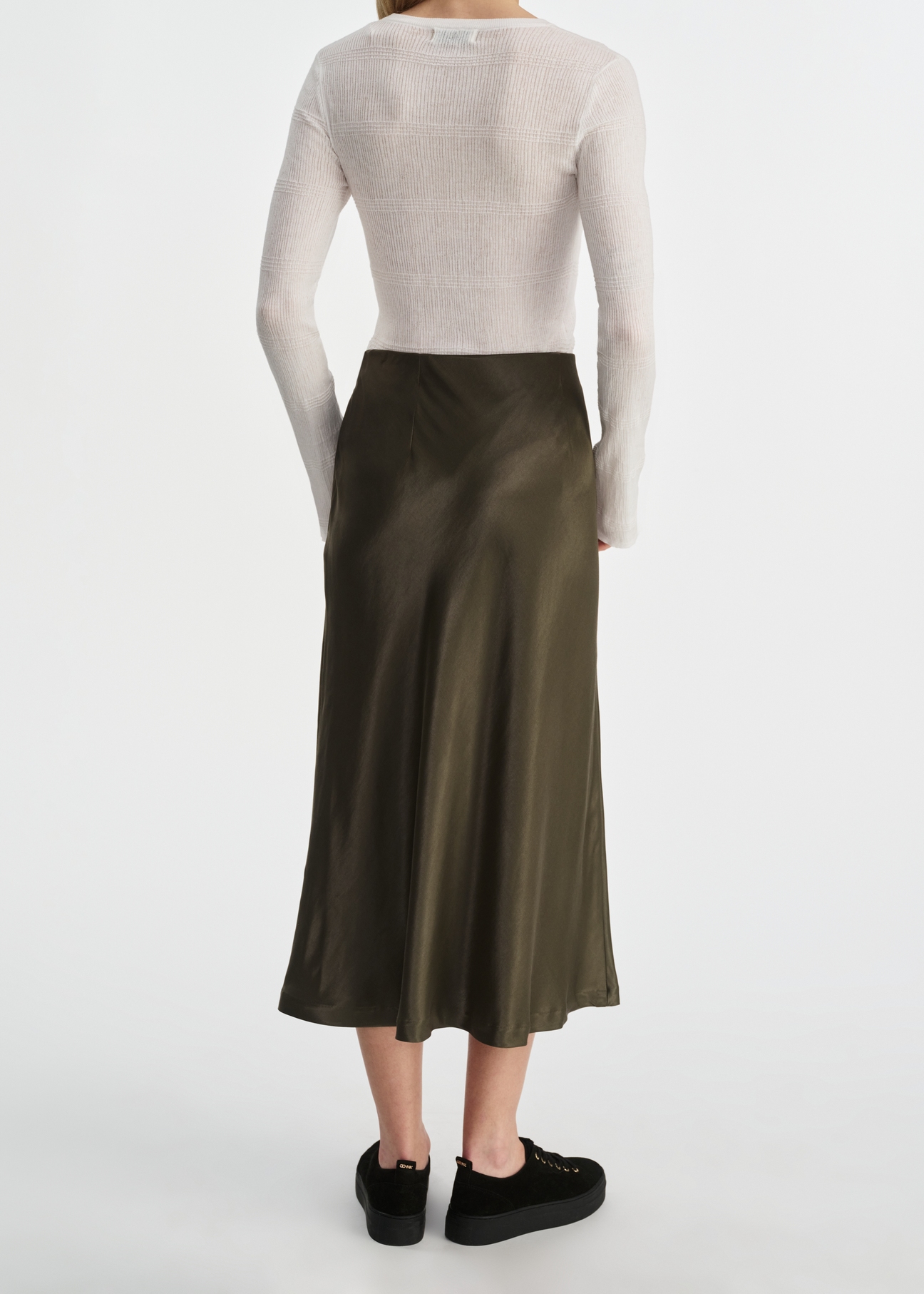 Satynowa spódnica midi w kolorze khaki SPCDT-0105-55(W25)-03