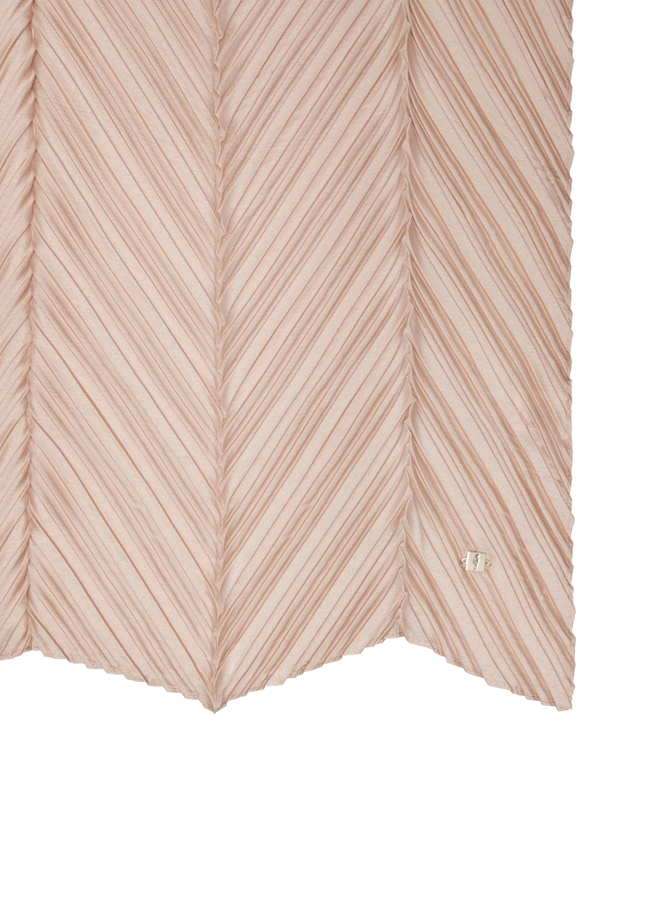 Beżowy szalik damski z marszczeniem SZADT-0157-1C(W26) - zbliżenie na detal, na białym tle. 