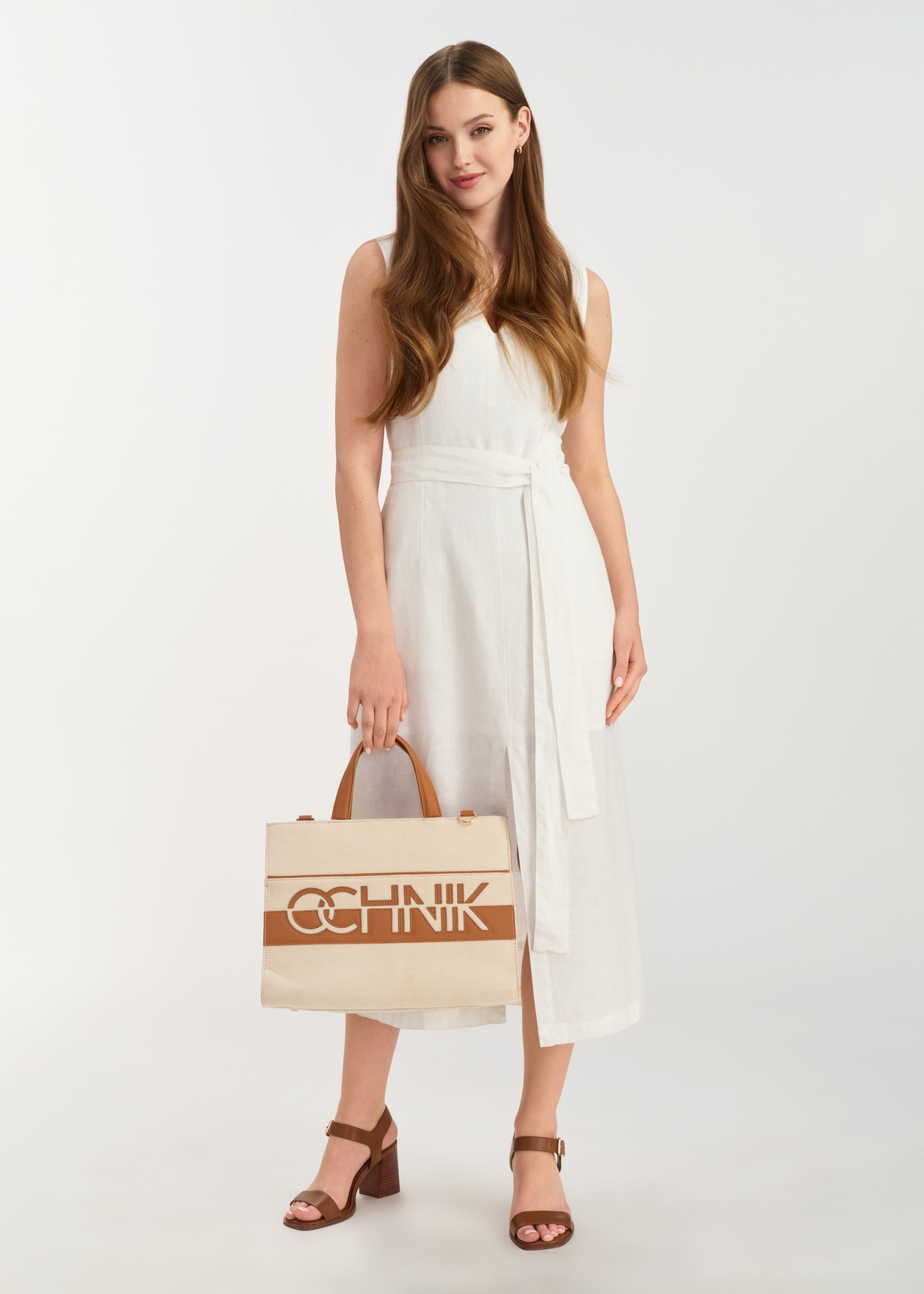 Duża torebka shopper damska TOREC-1035-89(W25) - widok przodu na modelce na białym tle. Widoczna cała sylwetka. 