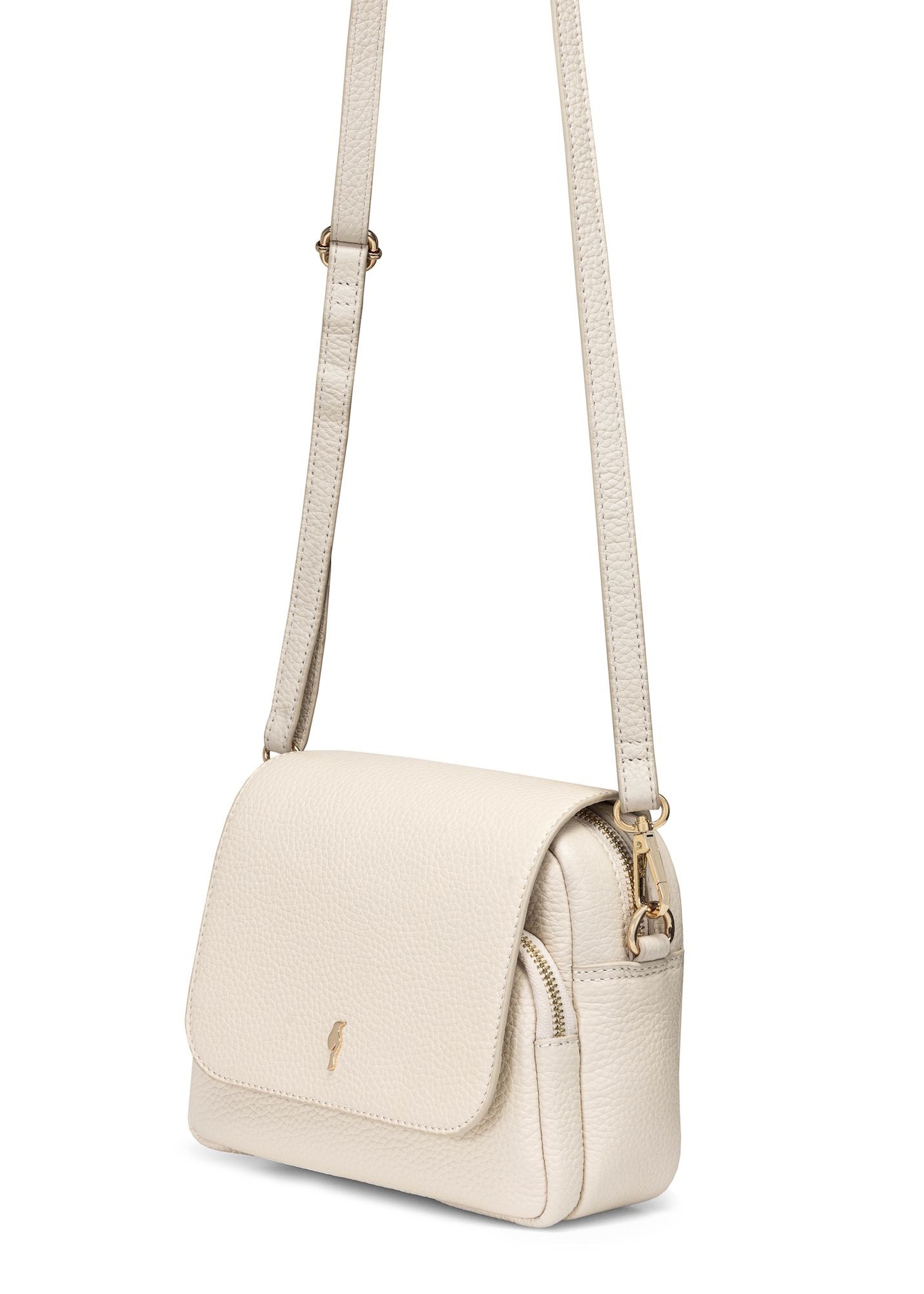 Kremowa skórzana torebka listonoszka damska TORES-0958E-0B(W26), widok produktu z paskiem na białym tle.