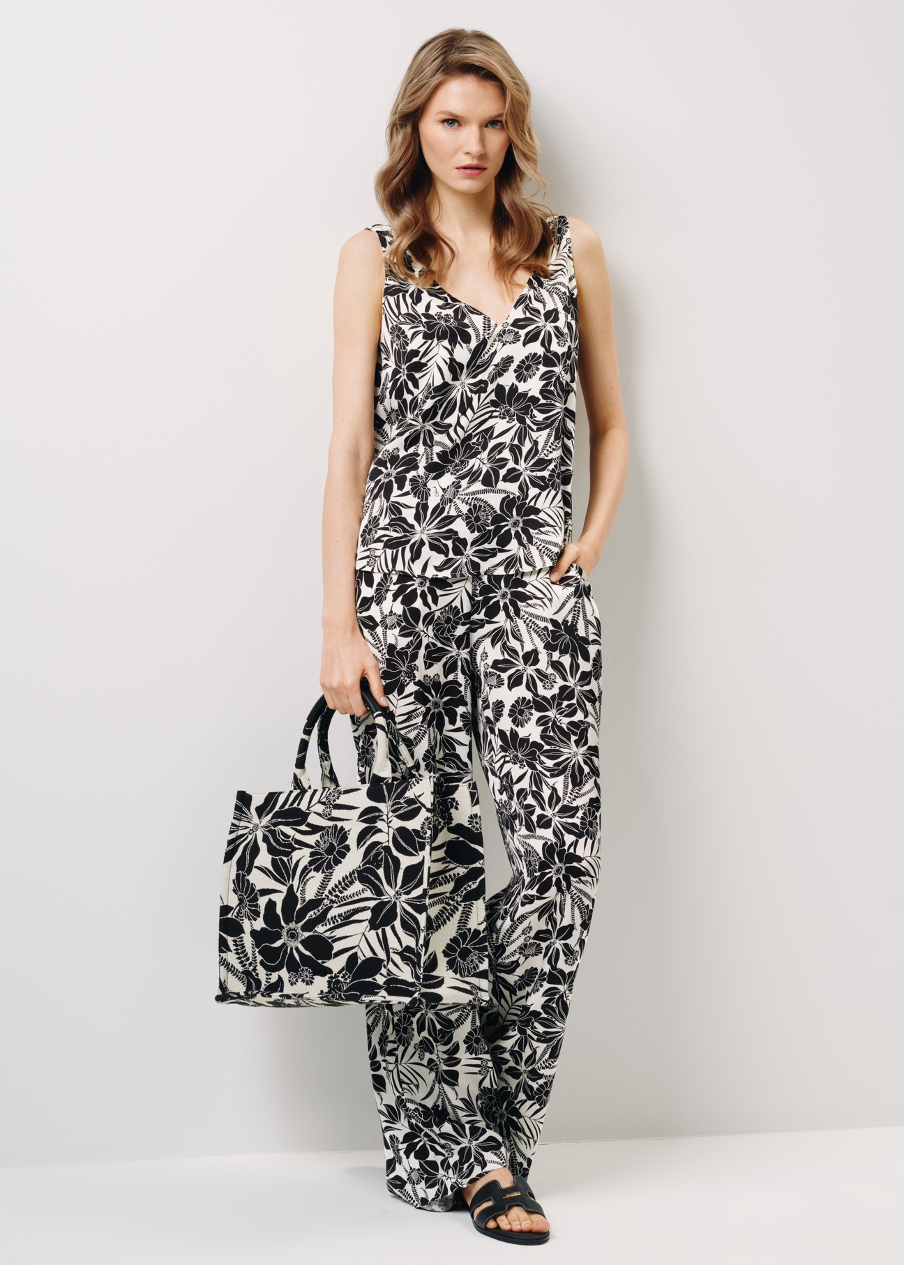 Czarna torebka usztywniana shopper TOREN-0873-98(W24)-02