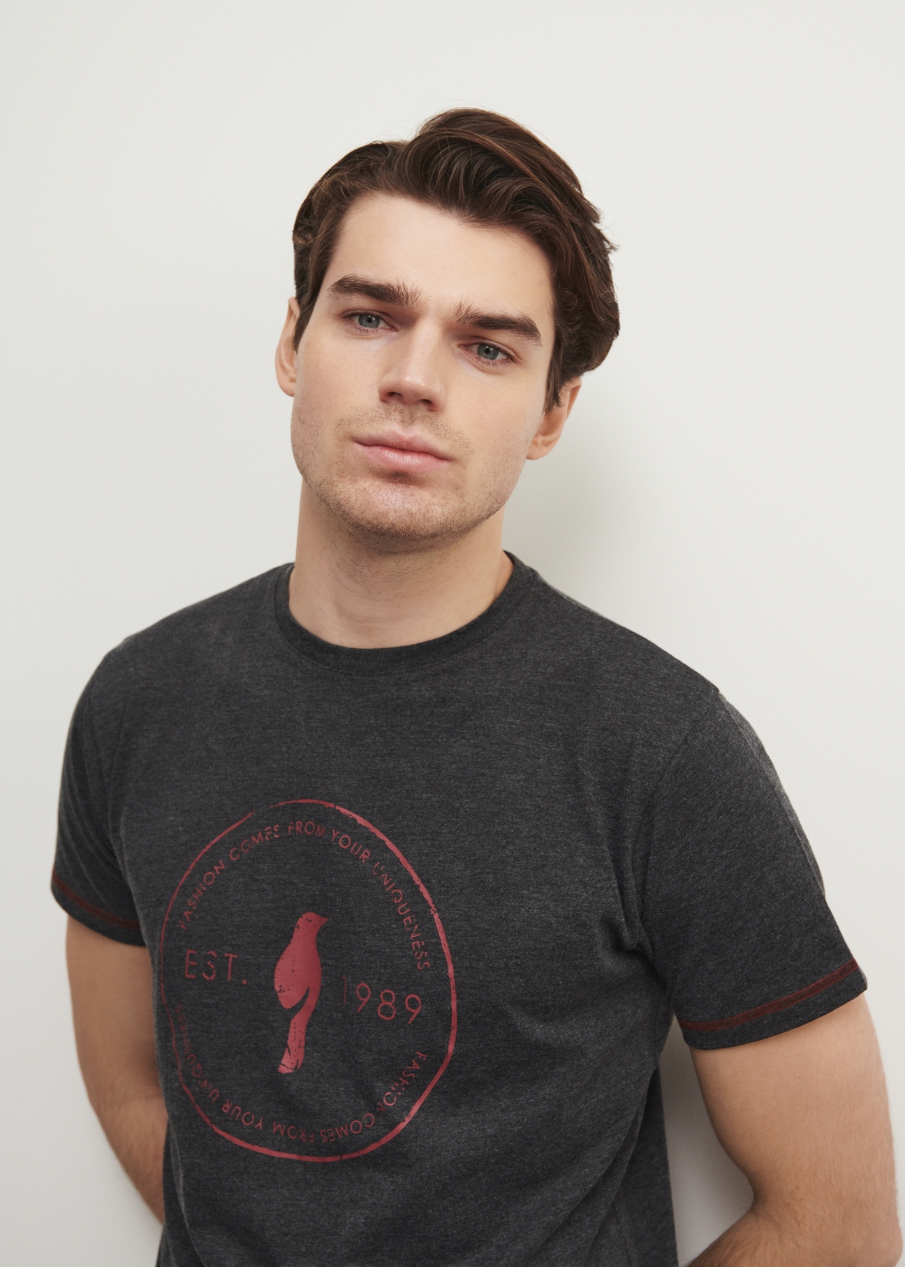 Grafitowy T-shirt męski z logoTSHMT-0068-95(W23)-02