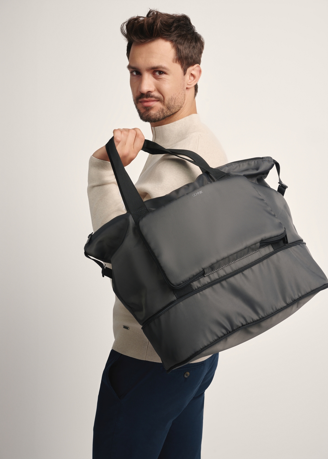 Ciemnoszara torba męska TORMN-0369-95(Z25), widok produktu od przodu na modelu, widoczna połowa sylwetki.