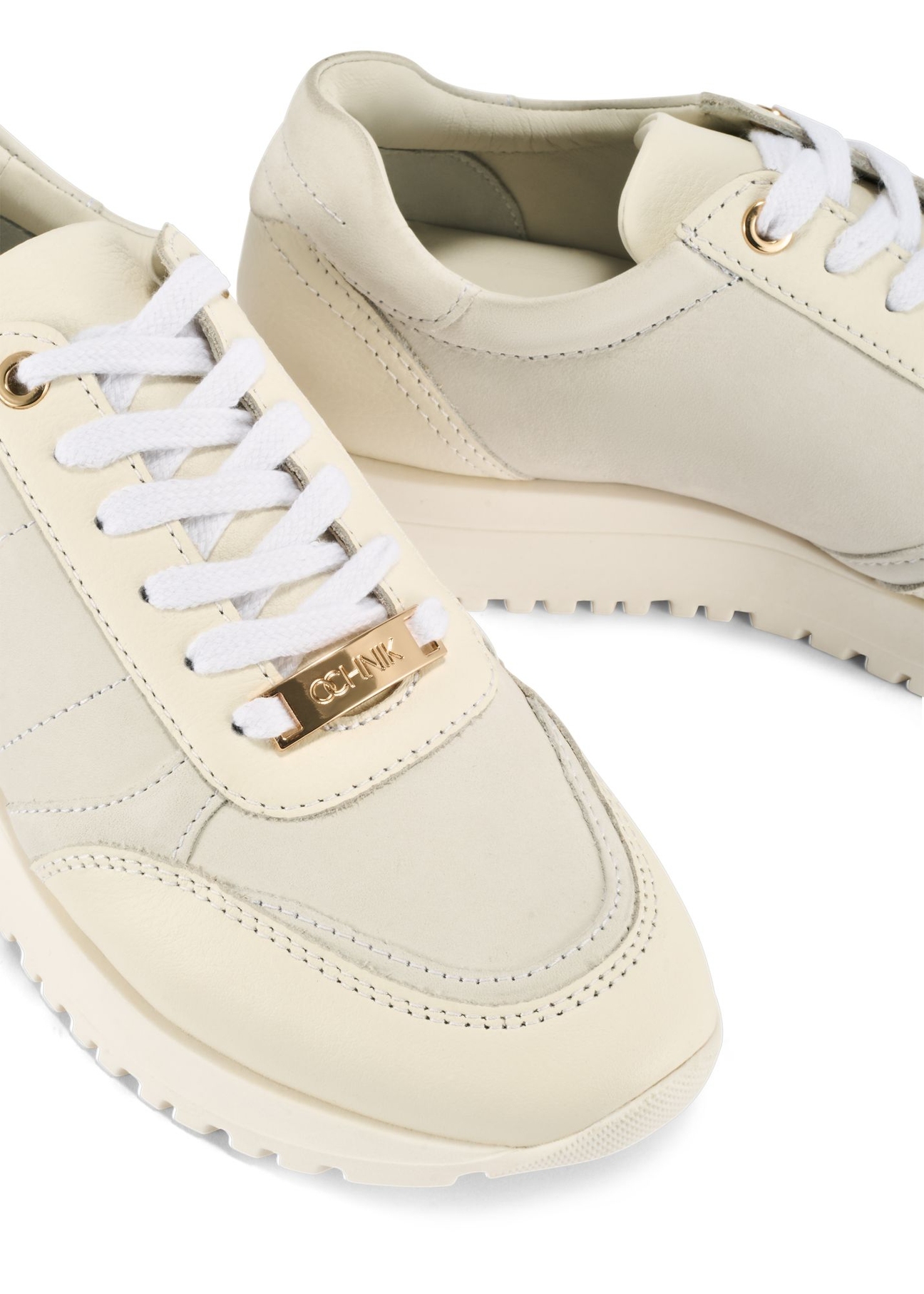 Kremowe skórzane buty sportowe damskie BUTYD-1099-11(Z25) - zbliżenie na detal na białym tle.
