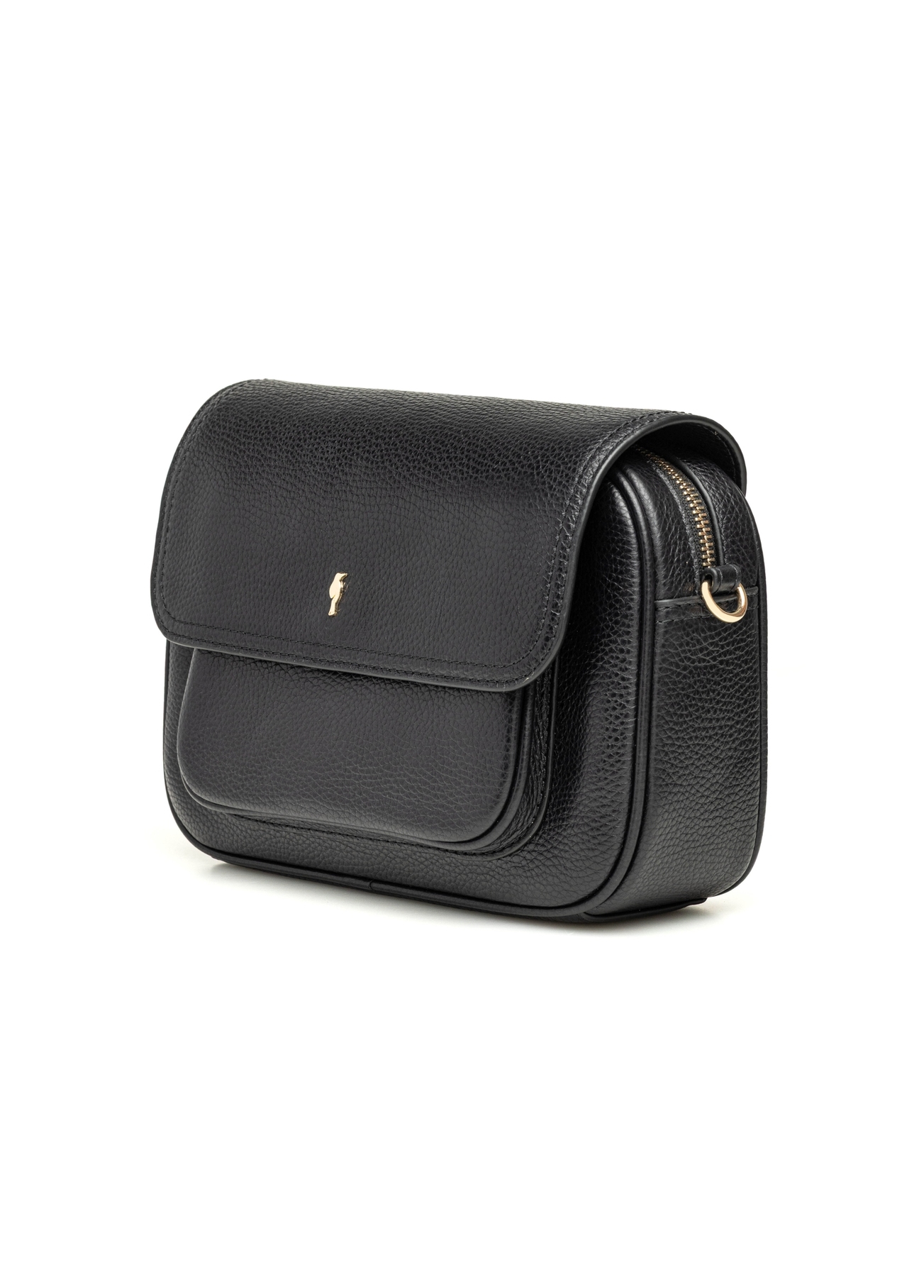 Czarna skórzana torebka listonoszka damska TORES-1274-9I(W26), widok produktu skosem na białym tle.