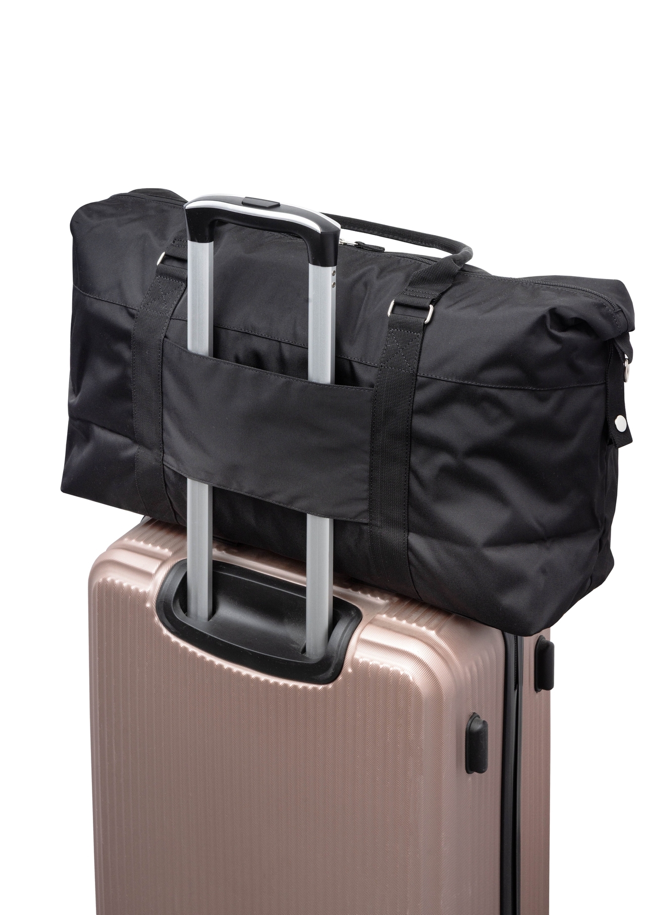 Czarna torba podróżna TORMN-0382-99(Z25), widok produktu od tyłu na walizce na białym tle.