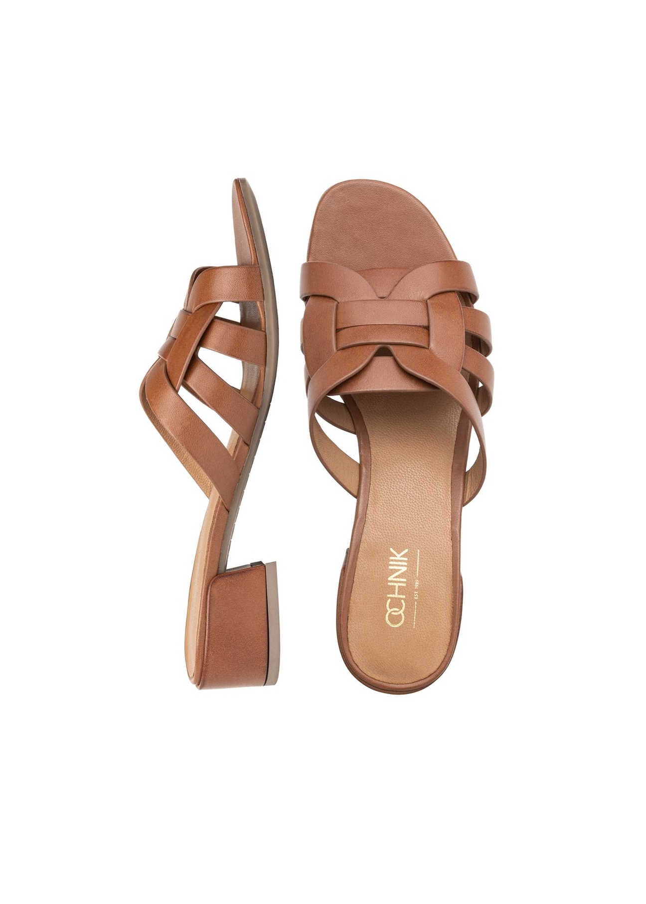 Skórzane klapki damskie na słupku BUTYD-1265-1F(W26), widok produktu z góry na białym tle. 