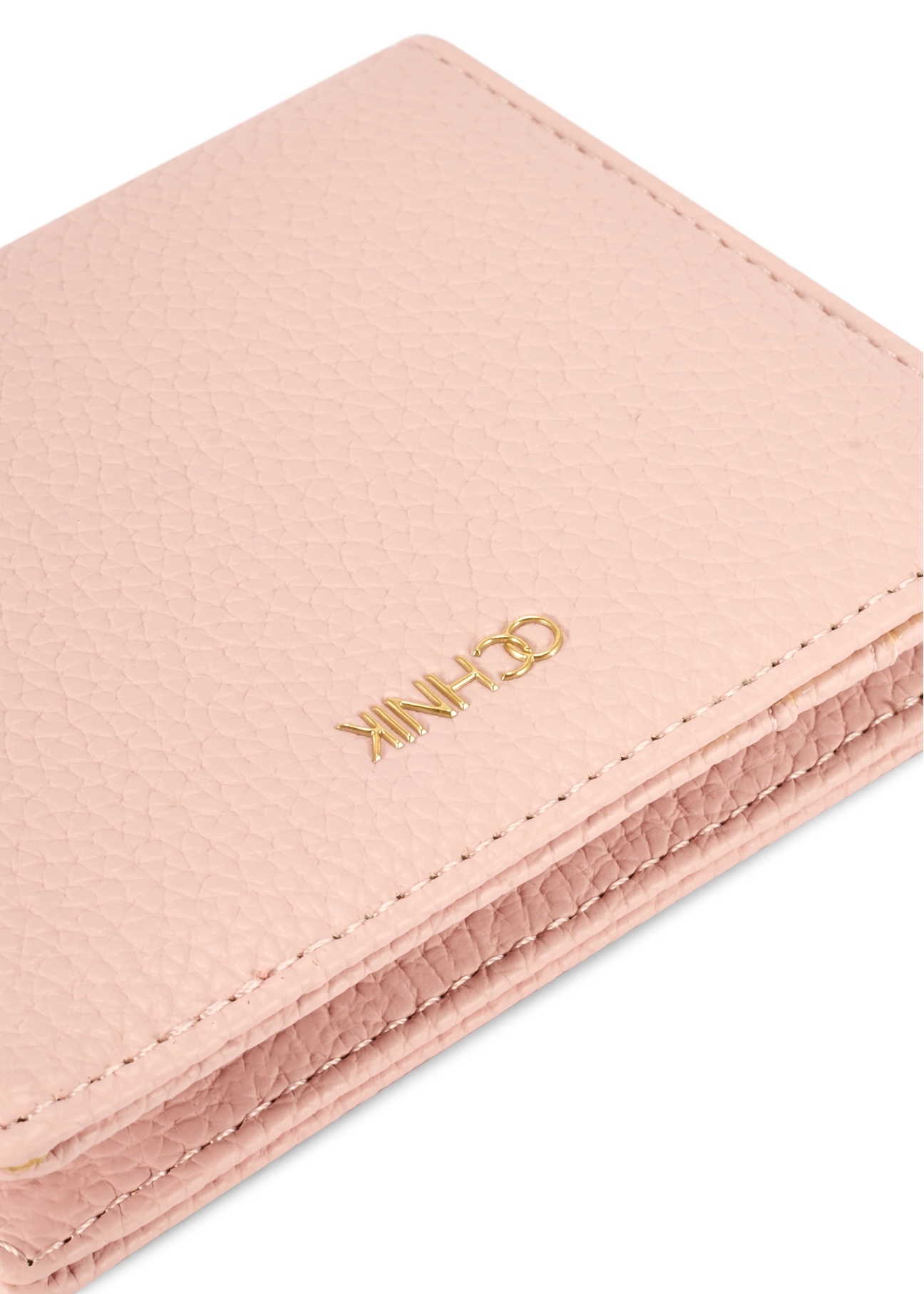 Mały różowy portfel damski POREC-0415-5B(W26), zbliżenie na detal produktu na białym tle.