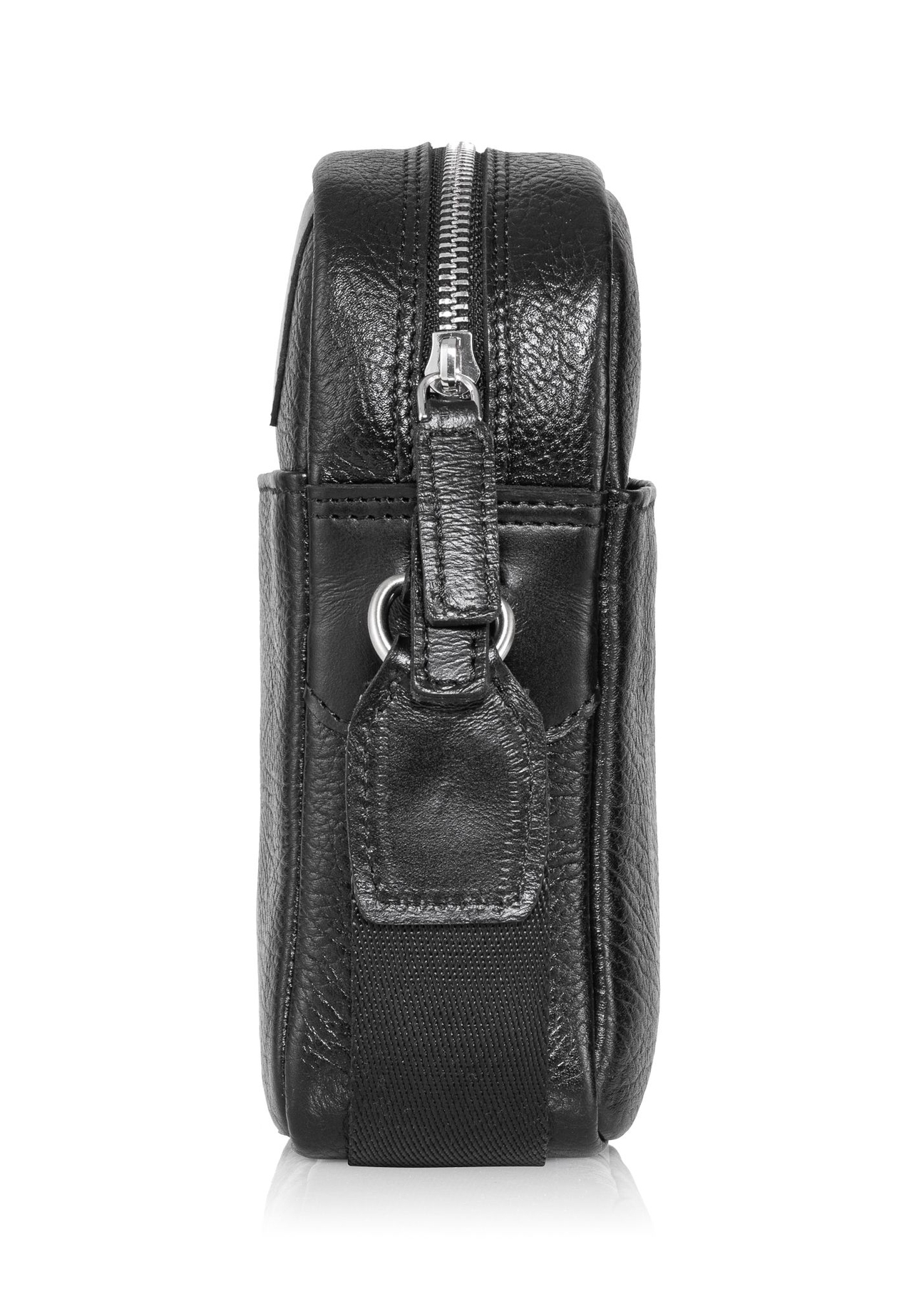 Czarna skórzana saszetka męska z logo TORMS-0296A-99(Z25) - widok produktu z boku na białym tle. 
