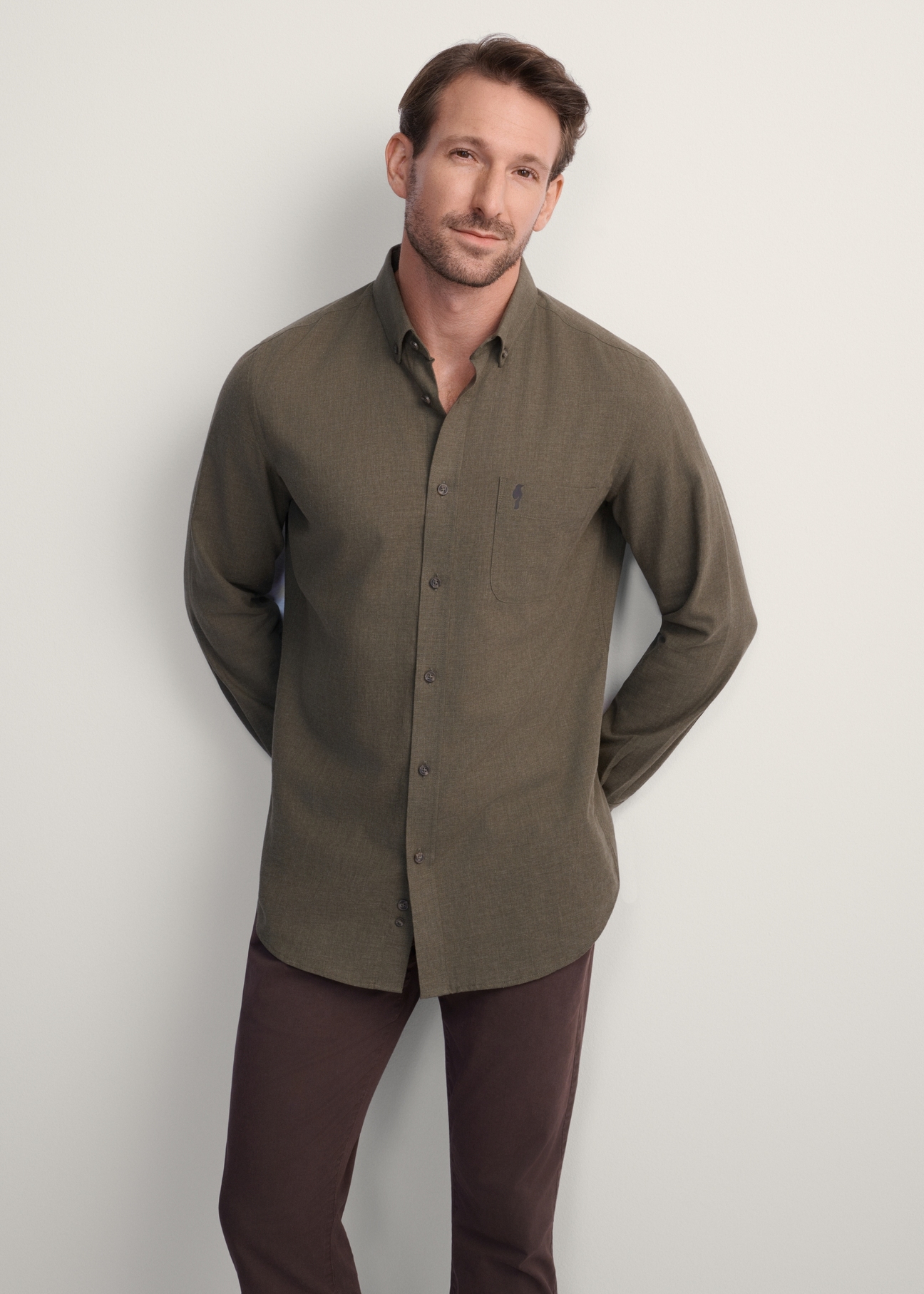 Koszula męska w kolorze khaki KOSMT-0299A-55(Z25), widok produktu z przodu na modelu. Widoczna połowa sylwetki.