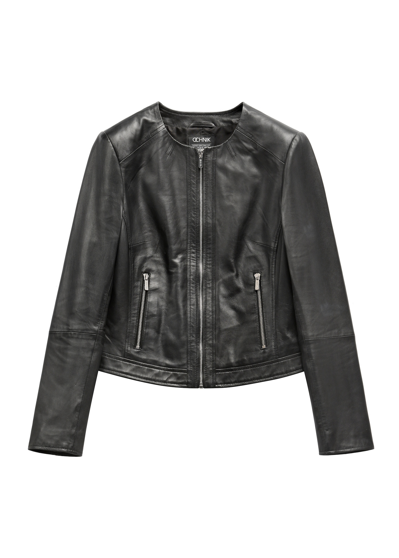 Czarna krótka kurtka skórzana damska KURDS-0294-99(KS) - widok produktu z przodu, na białym tle. 