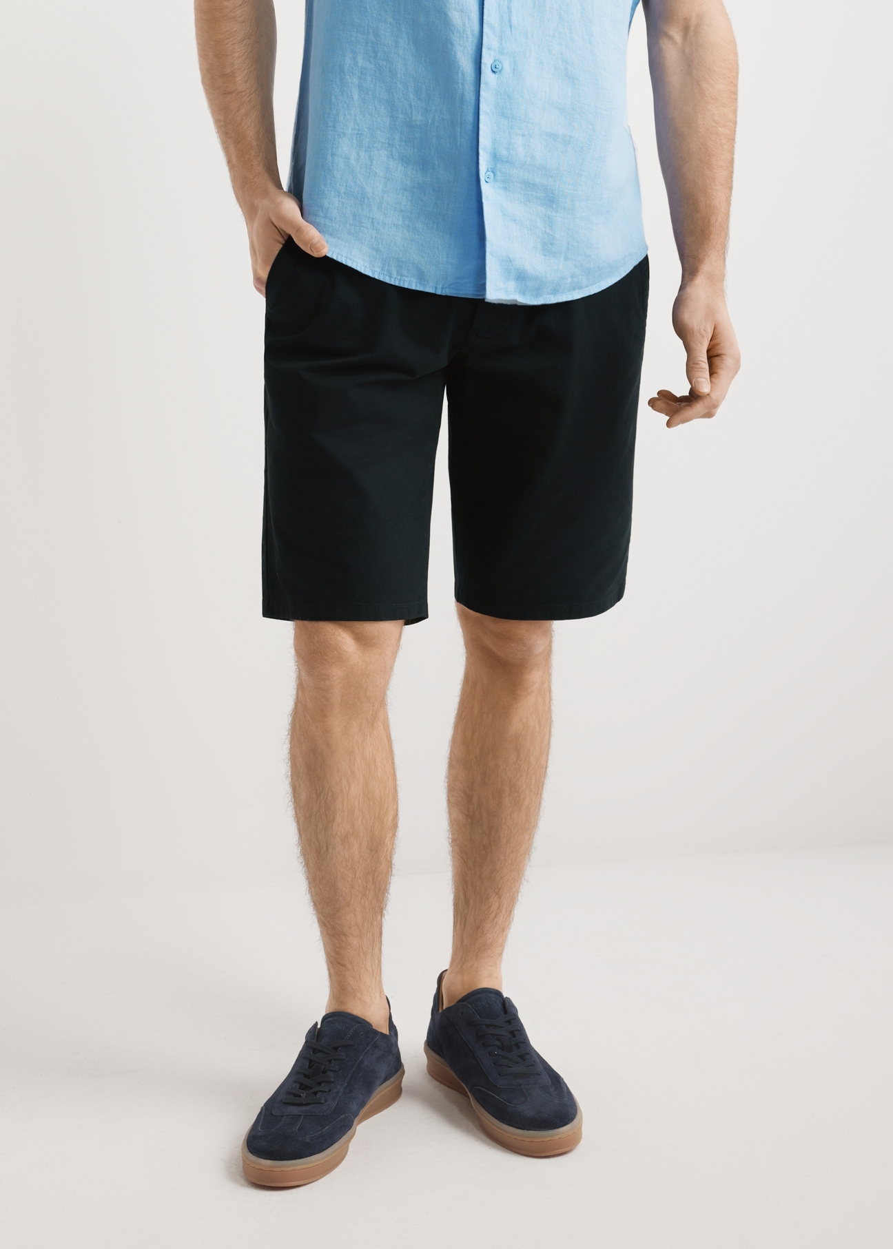 Zamszowe buty sportowe w kolorze granatowym BUTYM-0543-7D(W26), widok produktu z przodu na stopach modela.