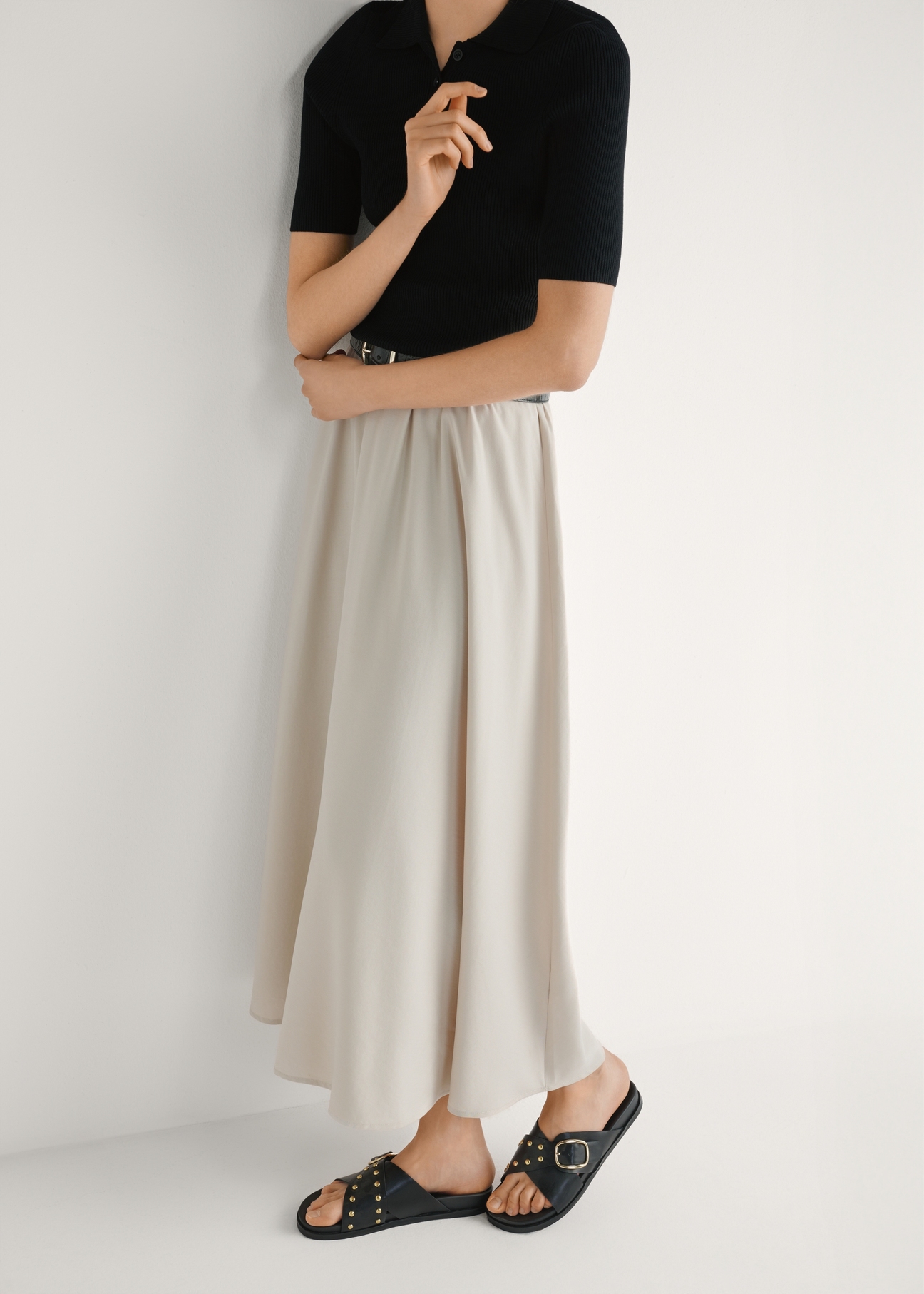 Skórzane klapki damskie w kolorze czarnym BUTYD-1268-99(W26), widok produktu z boku na stopach modelki.