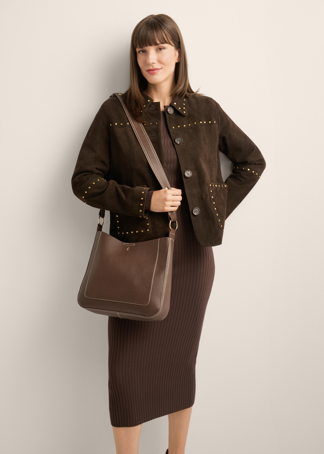 Brązowa torebka damska hobo TOREC-1257-1H(Z26), widok produktu od przodu na modelce. Widoczna połowa sylwetki.