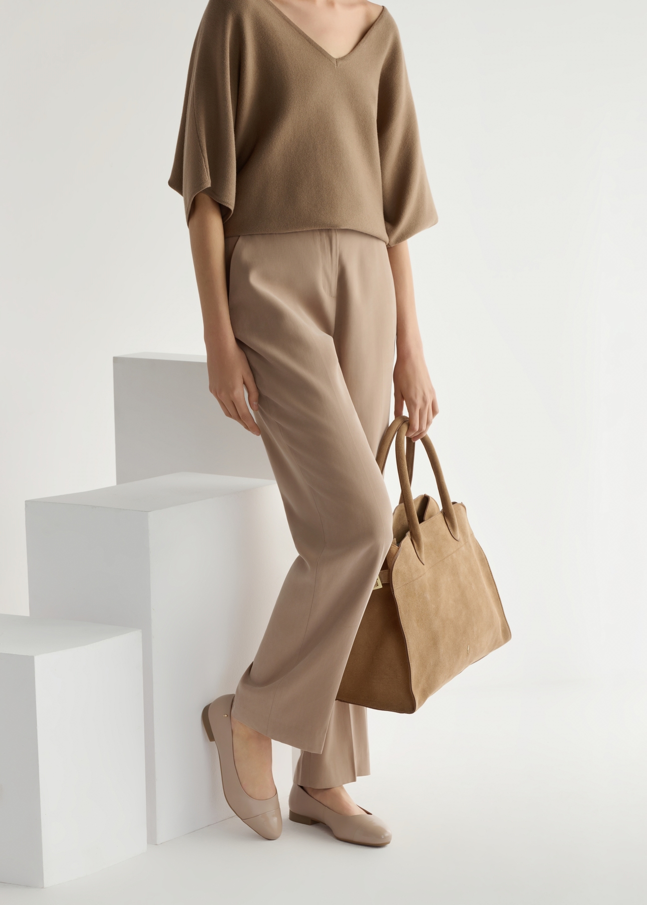 Skórzane baleriny damskie w kolorze beżowym BUTYD-1245-1B(W26), widok produktu z boku na stopach modelki.