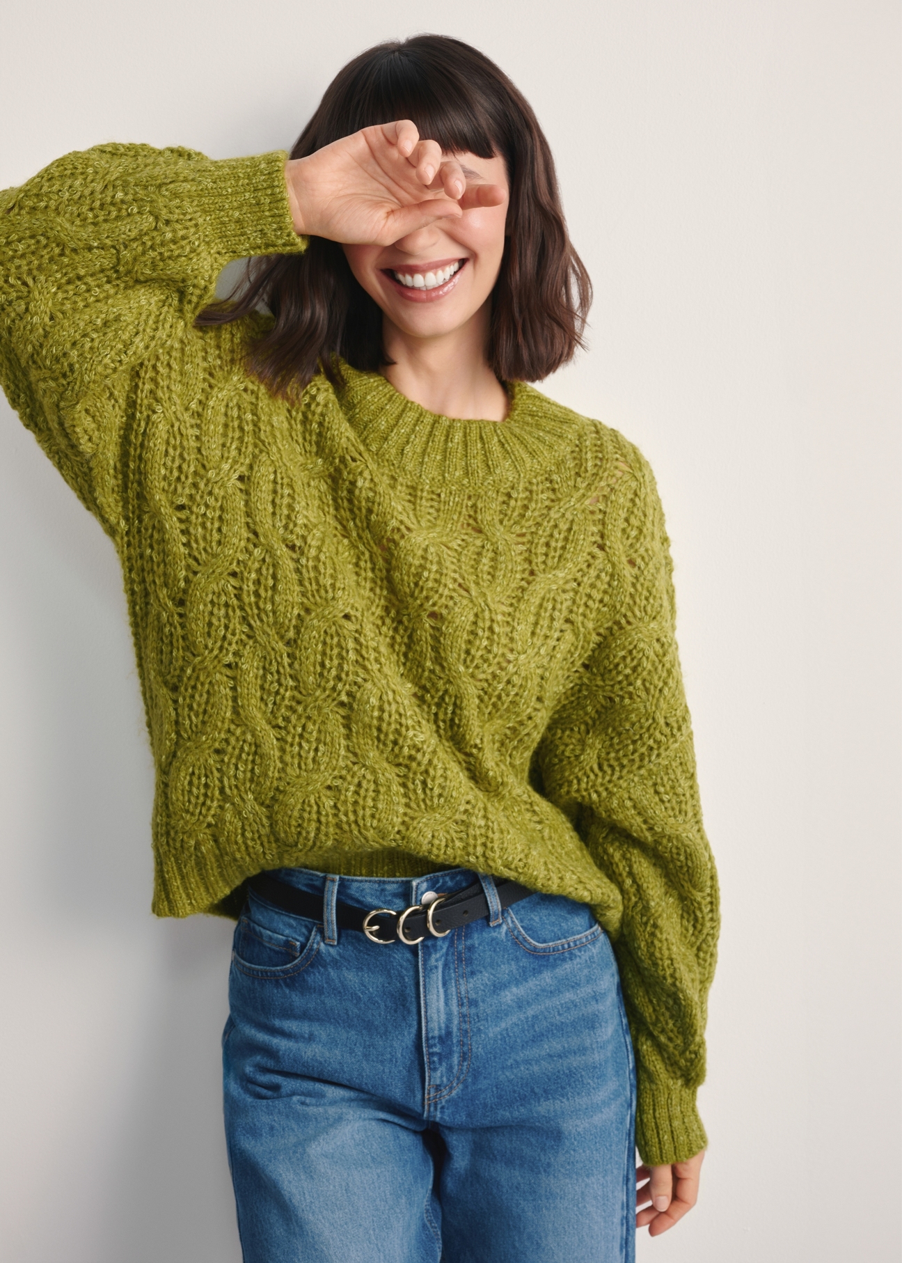 Limonkowy sweter damski SWEDT-0236-84(Z25), widok produktu z przodu na modelce. Widoczna połowa sylwetki.