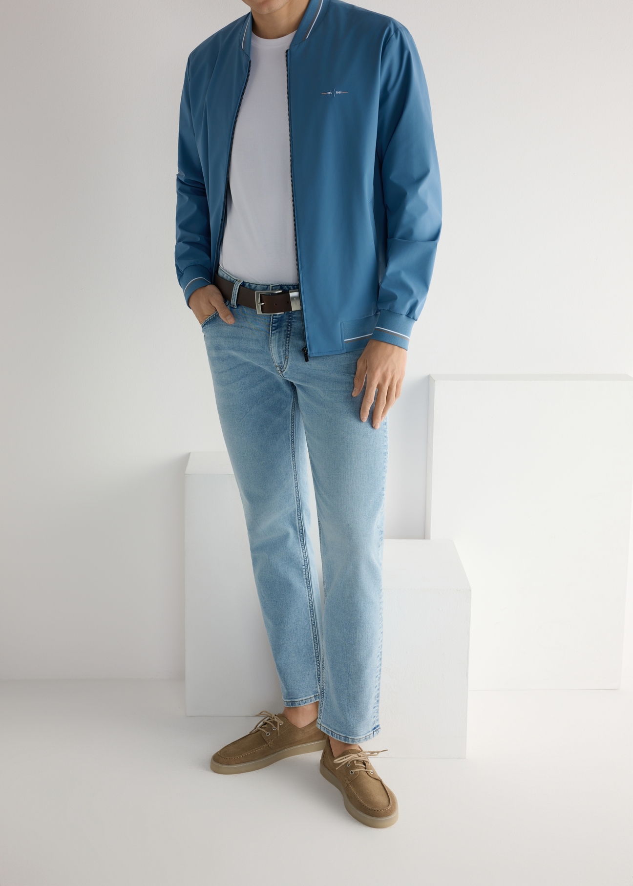 Skórzane buty męskie w kolorze chłodnego beżu BUTYM-0533-1K(W26), widok produktu na stopach modela, na jasnym tle.