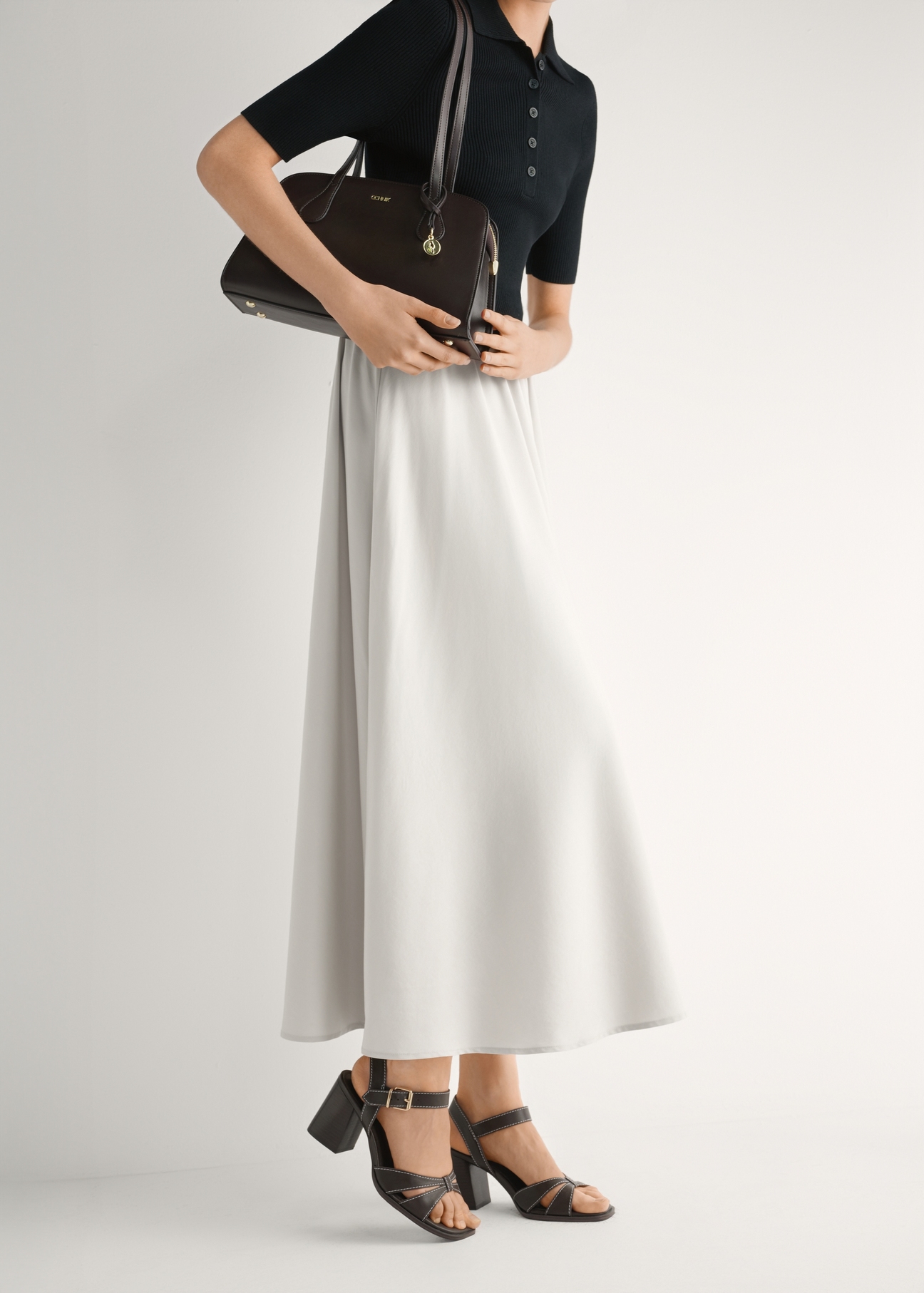 Ciemnobrązowe skórzane sandały na słupku BUTYD-1232-1I(W26), widok produktu z boku na stopach modelki.