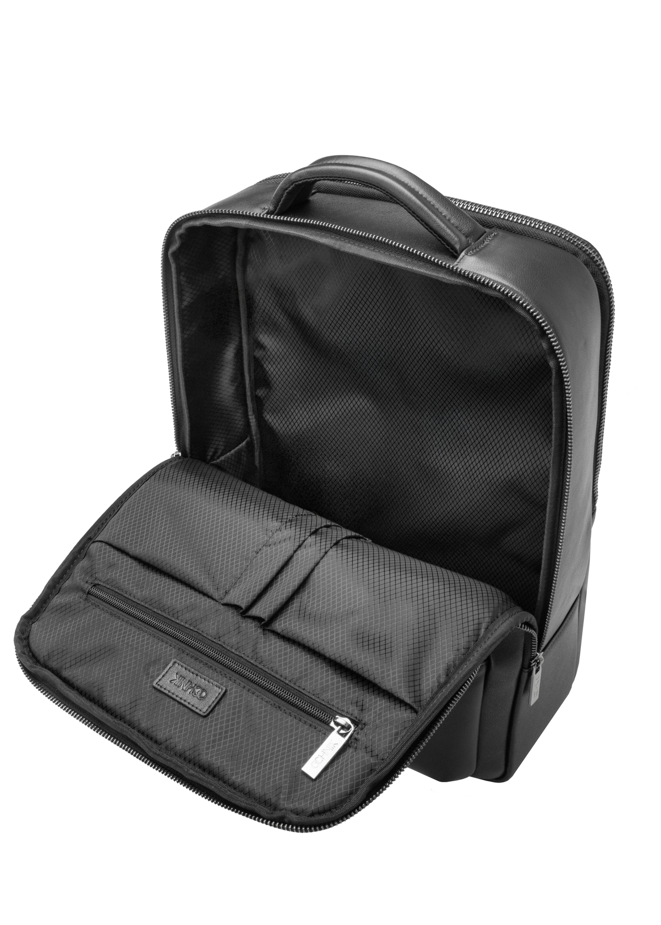 Czarny skórzany plecak męski PLCMS-0024-99(W26) - widok produktu z góry, na białym tle. 