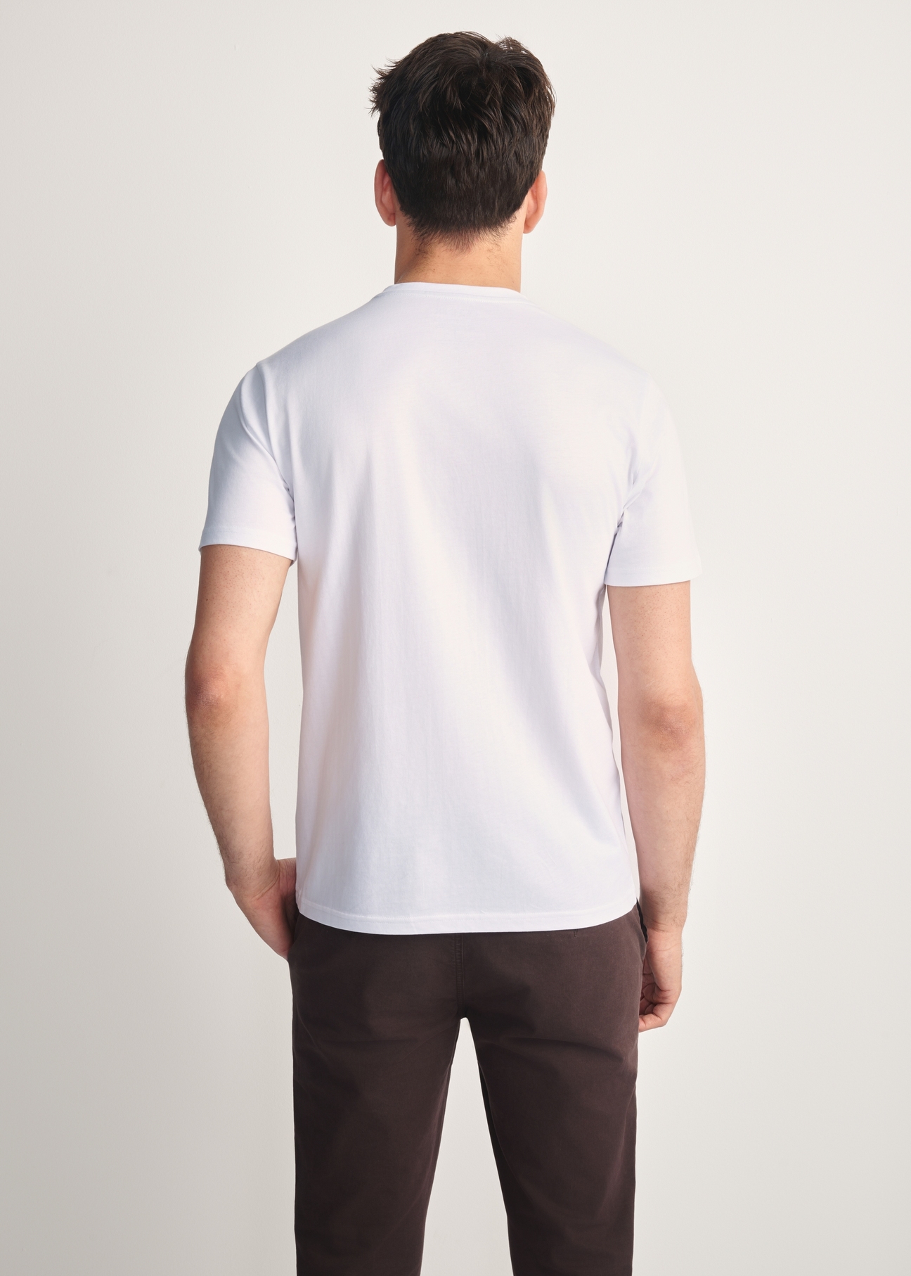 Biały T-shirt męski z nadrukiem TSHMT-0133-11(Z25), widok produktu z tyłu na modelu. Widoczna połowa sylwetki.