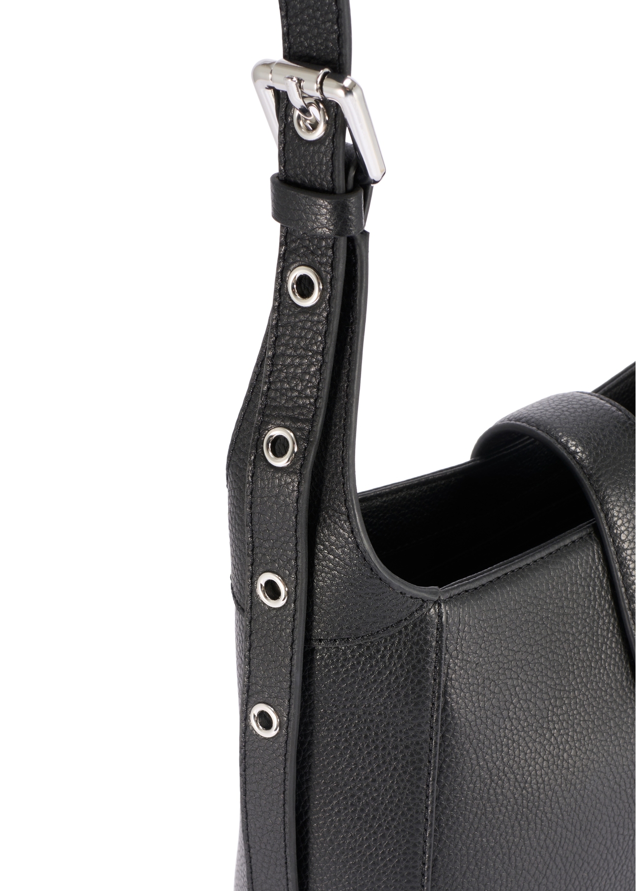 Czarna skórzana torebka na ramię TORES-1211-9I(W26) - zbliżenie na detal, na białym tle. 