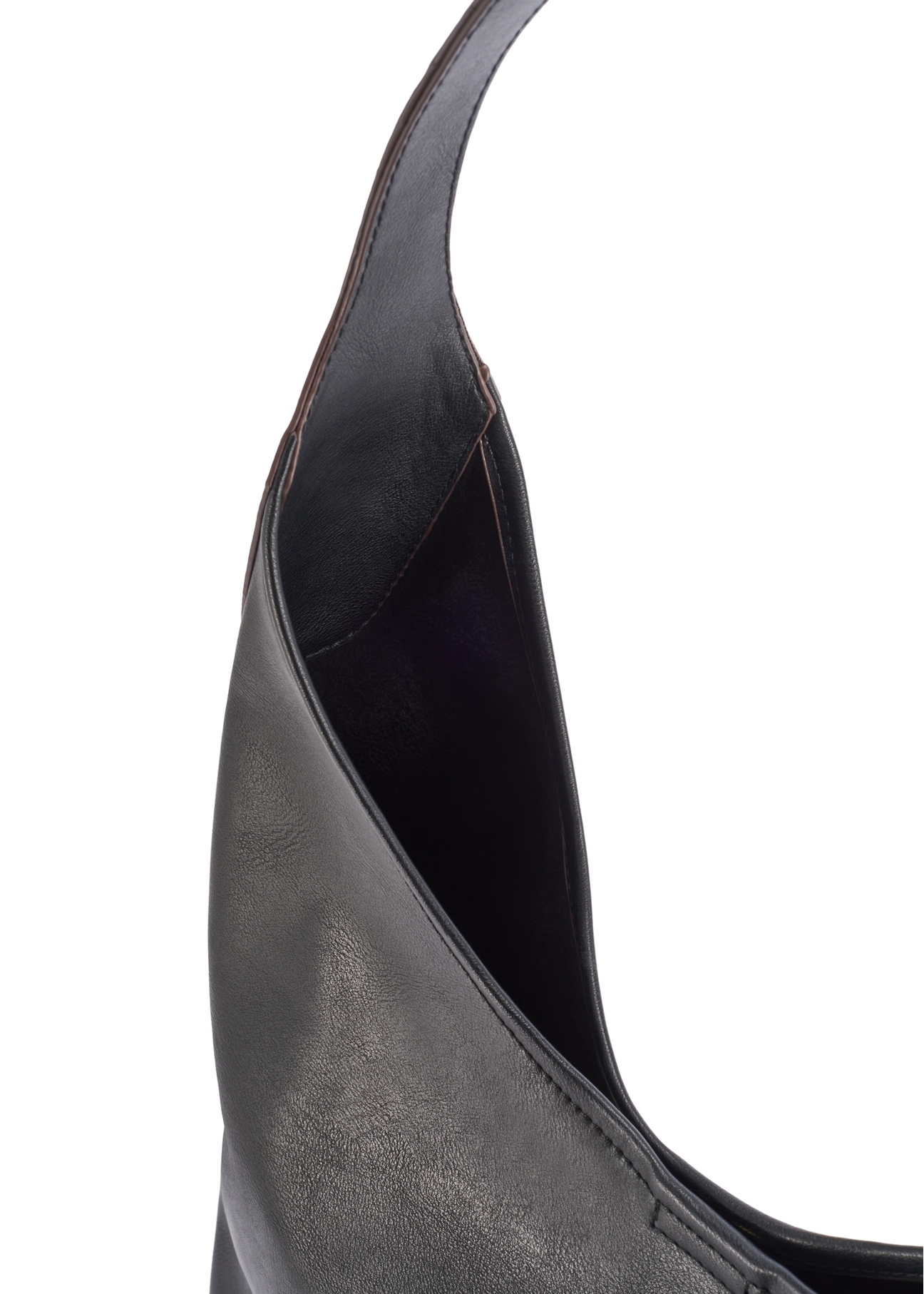 Czarna duża torebka damska TOREC-1199-99(W26) - zbliżenie na detal, na białym tle. 