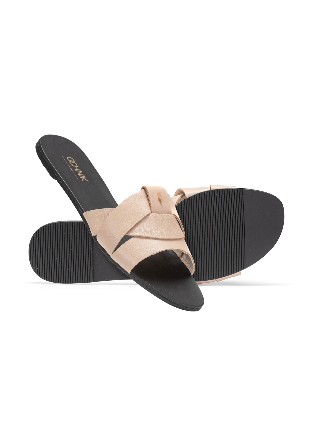 Beżowe klapki damskie z plecionką BUTYD-0903C-1B(W26), widok produktu skosem na białym tle.