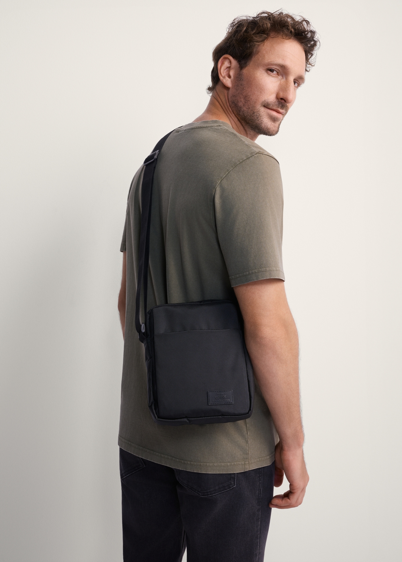 Czarna saszetka męska TORMN-0384-99(Z25), widok produktu na modelu. Widoczna połowa sylwetki.