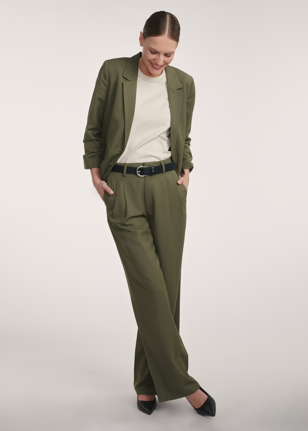 Spodnie damskie w kolorze khaki SPODT-0112-55(Z25), widok produktu z przodu na modelce, widoczna cała sylwetka.
