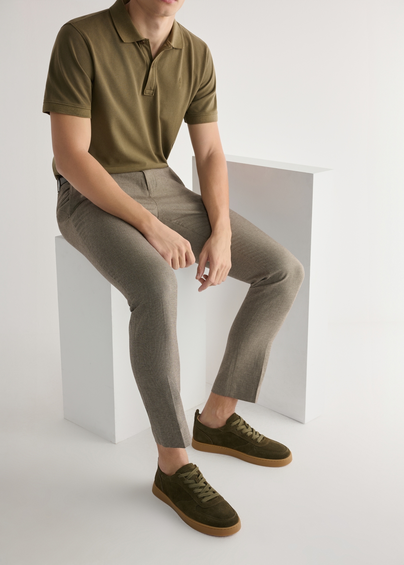 Skórzane buty sportowe w kolorze khaki BUTYM-0528-8D(W26), widok produktu z boku na stopach modela, na jasnym tle.