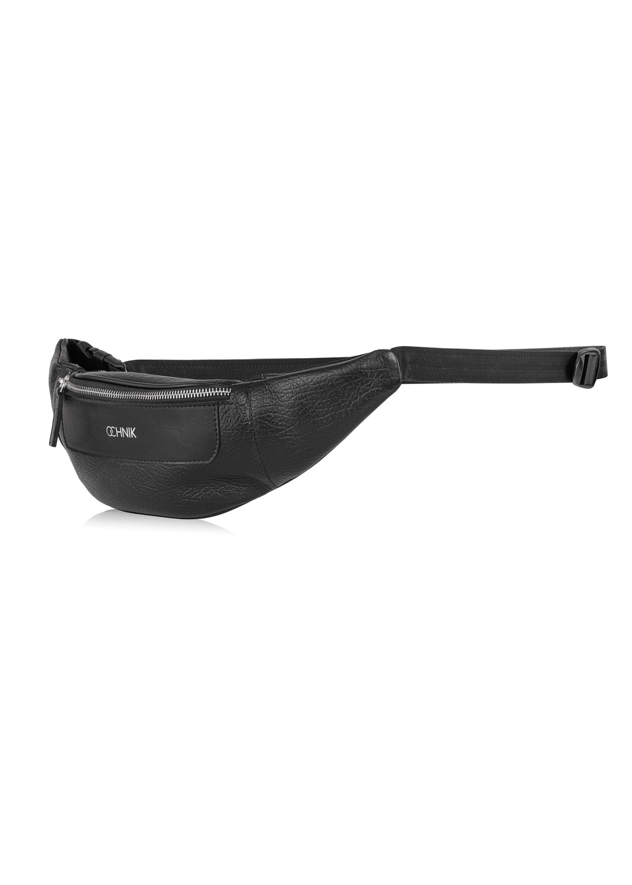 Czarna skórzana nerka męska z logo TORMS-0295A-99(Z25) - widok produktu po skosie na białym tle. 