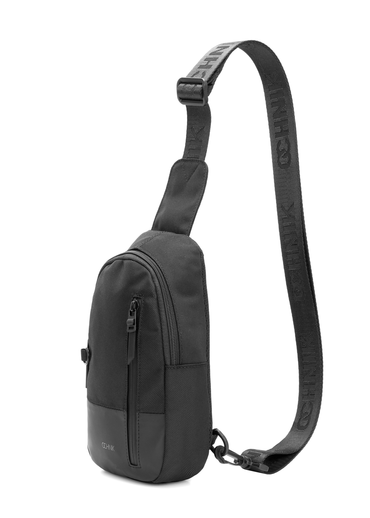 Czarna męska torba crossbody TORMN-0419-99(W26) - widok produktu po skosie, na białym tle.