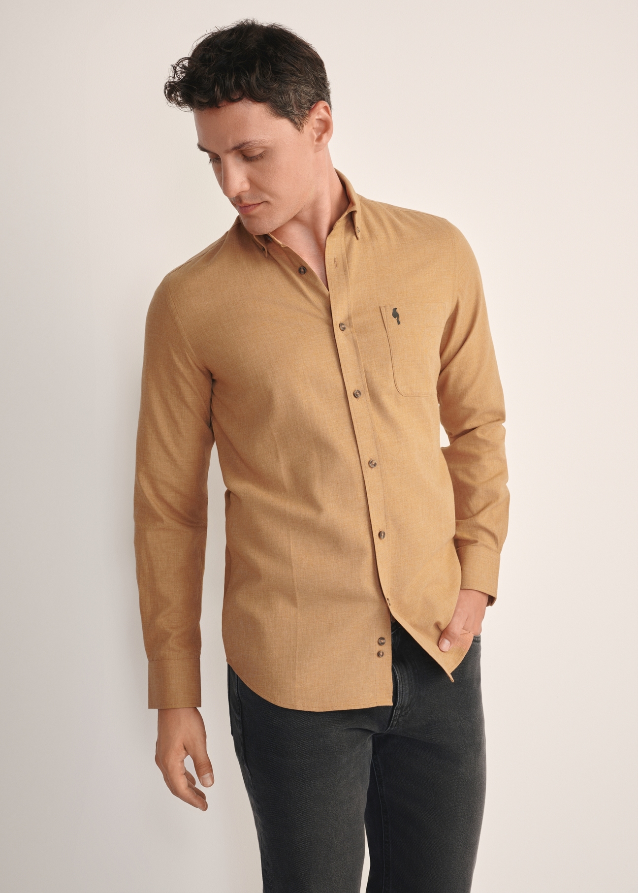 Koszula męska w kolorze camel KOSMT-0299A-24(Z25), widok produktu od przodu na modelu, widoczna połowa sylwetki.