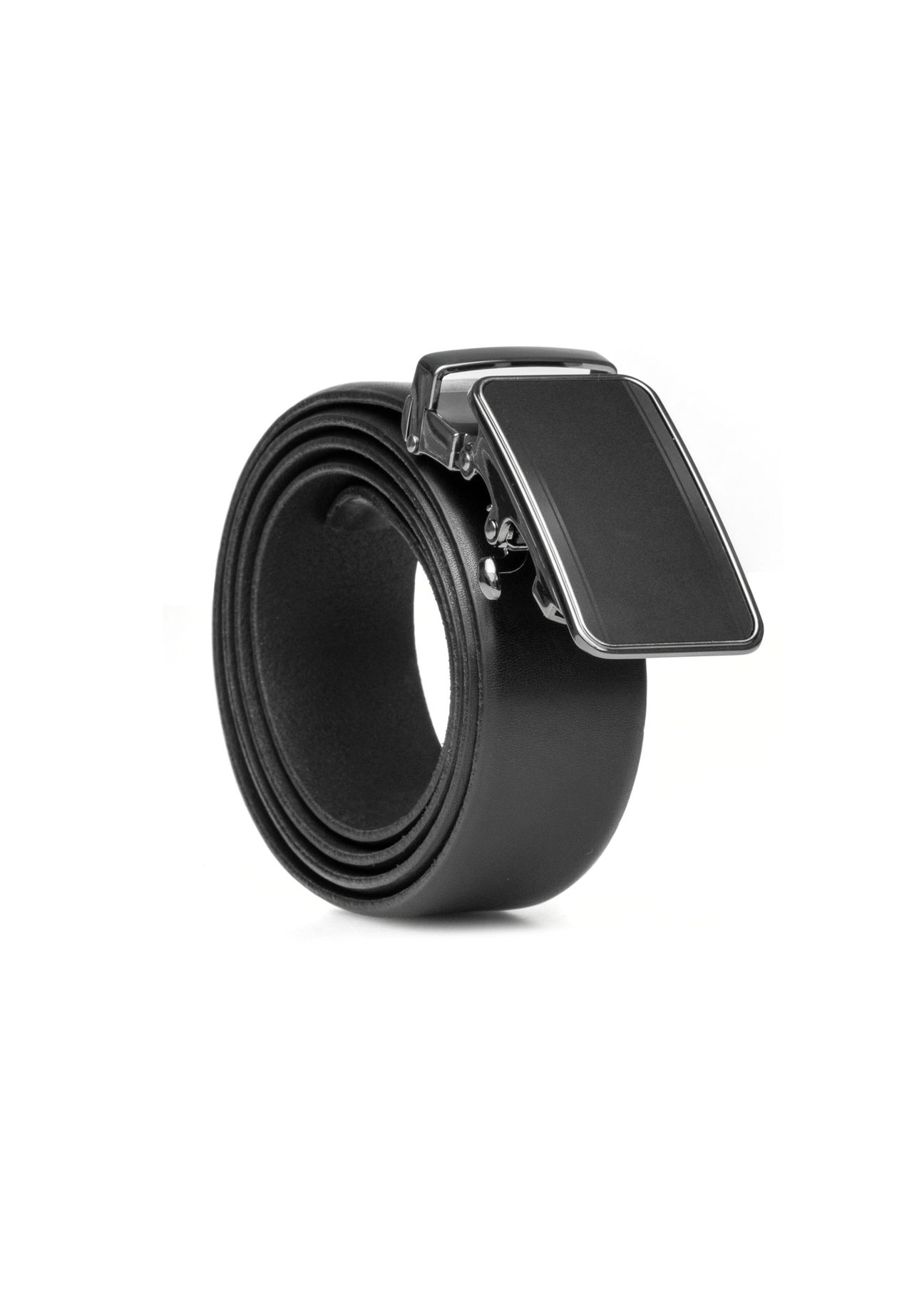 Czarny skórzany pasek męski PASMS-0276-99(W26), widok produktu skosem na białym tle.