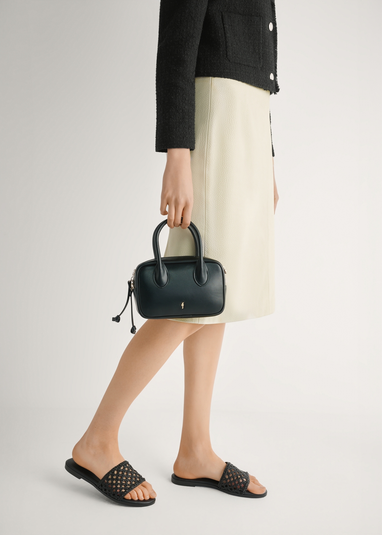 Czarne plecione klapki damskie BUTYD-1253-99(W26), widok produktu z boku na stopach modelki.